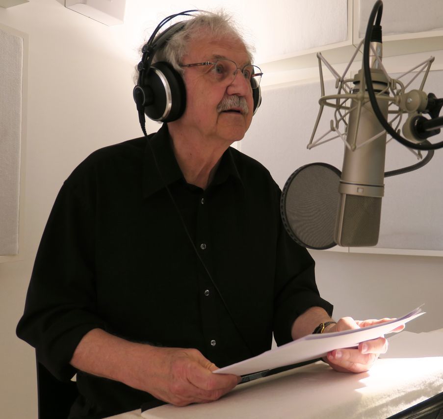 Paul Maar beim Einsprechen des Audio-Guides zur Ausstellung „Das Sams und die Helden der Kinderbücher“.