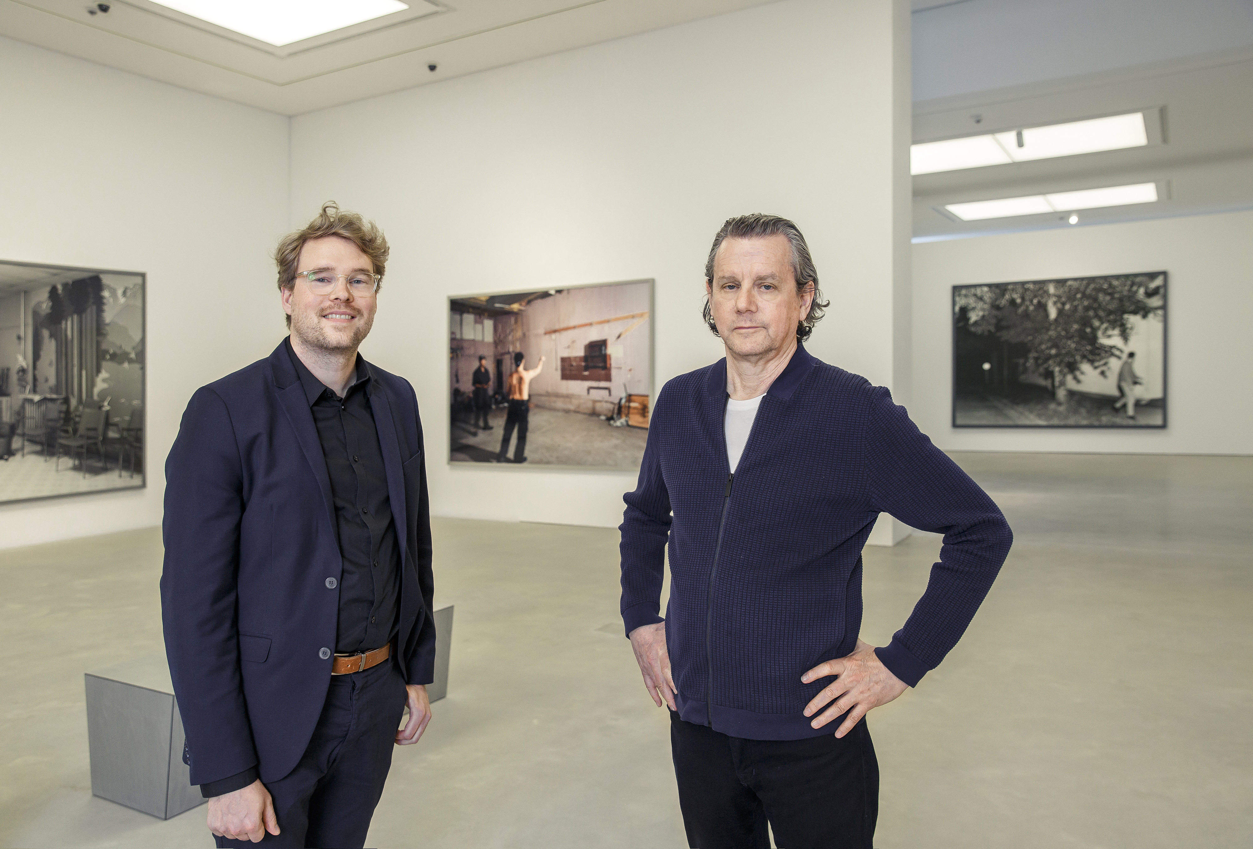 Der kanadische Fotokünstler Jeff Wall (rechts) mit Kurator Dr. Sebastian Baden in der Ausstellung.