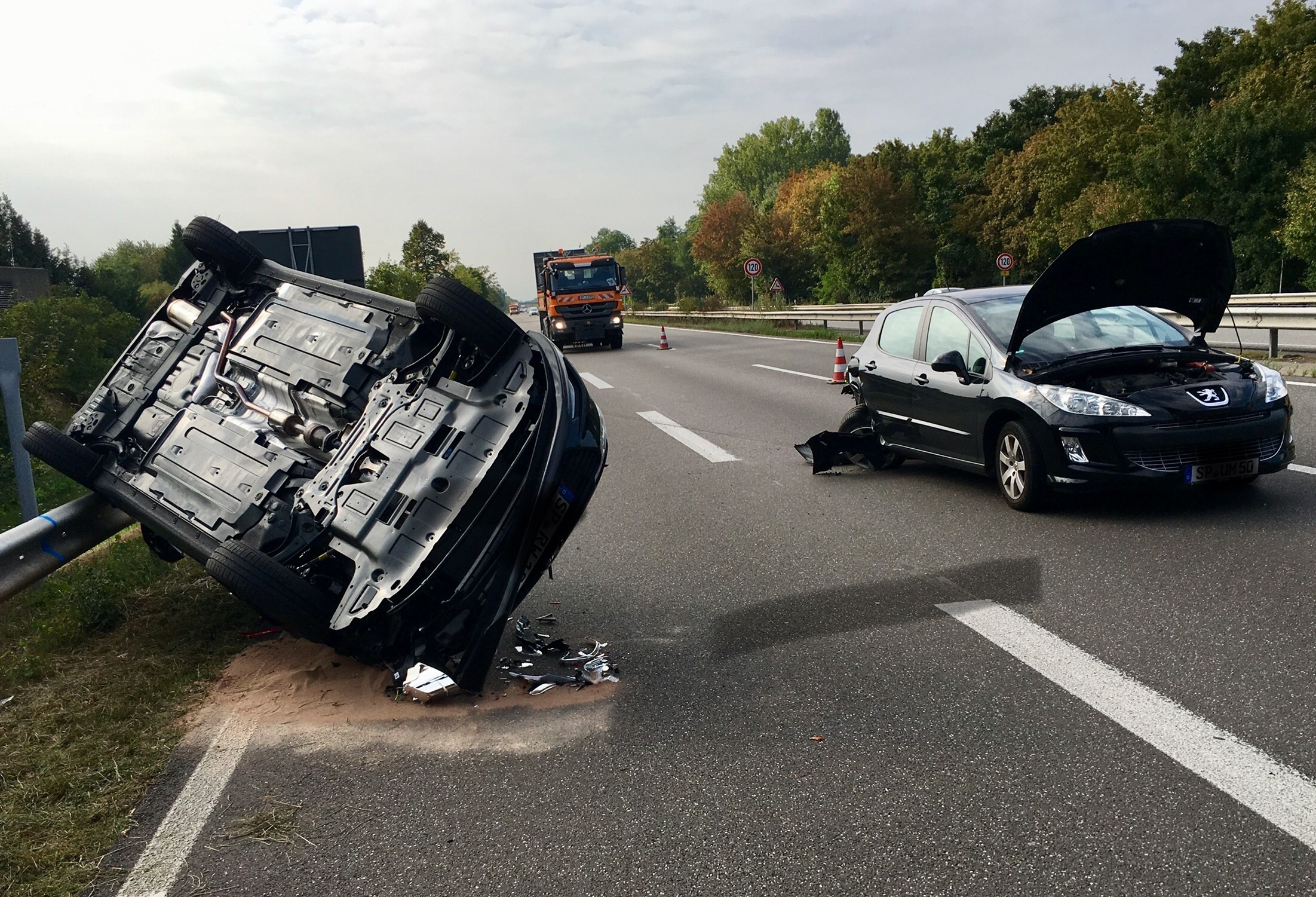 Der Unfallverursacher versuchte zu flüchten, hat keine gültige Fahrerlaubnis und stand vermutlich unter BTM-Einwirkung.