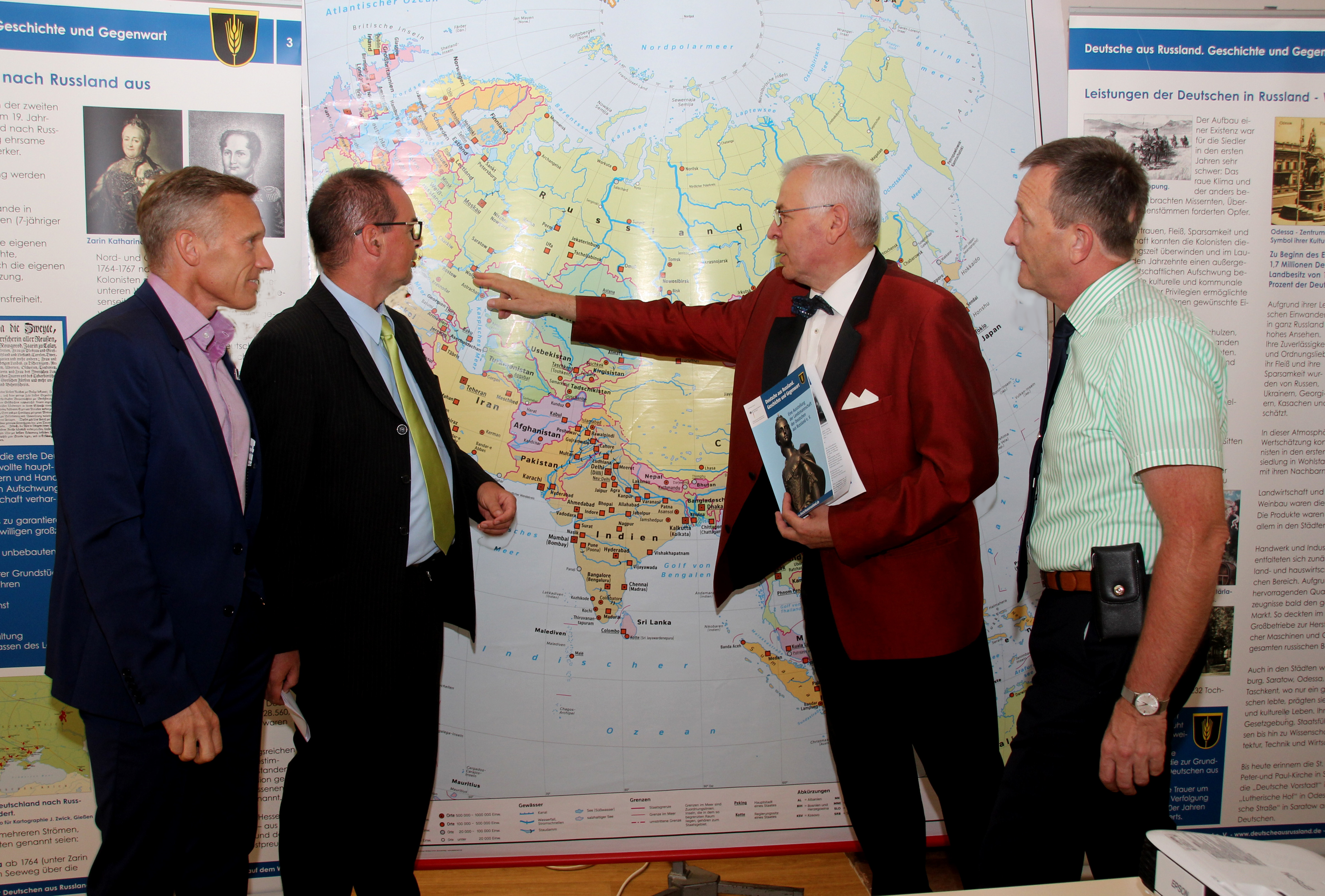 Landrat Ralf Leßmeister, Bürgermeister Peter Degenhardt (Verbandsgemeinde Landstuhl), Projektleiter Jakob Fischer und Stadtbürgermeister Ralf Hersina (von links) bei der Ausstellungseröffnung Foto: Günter Kries