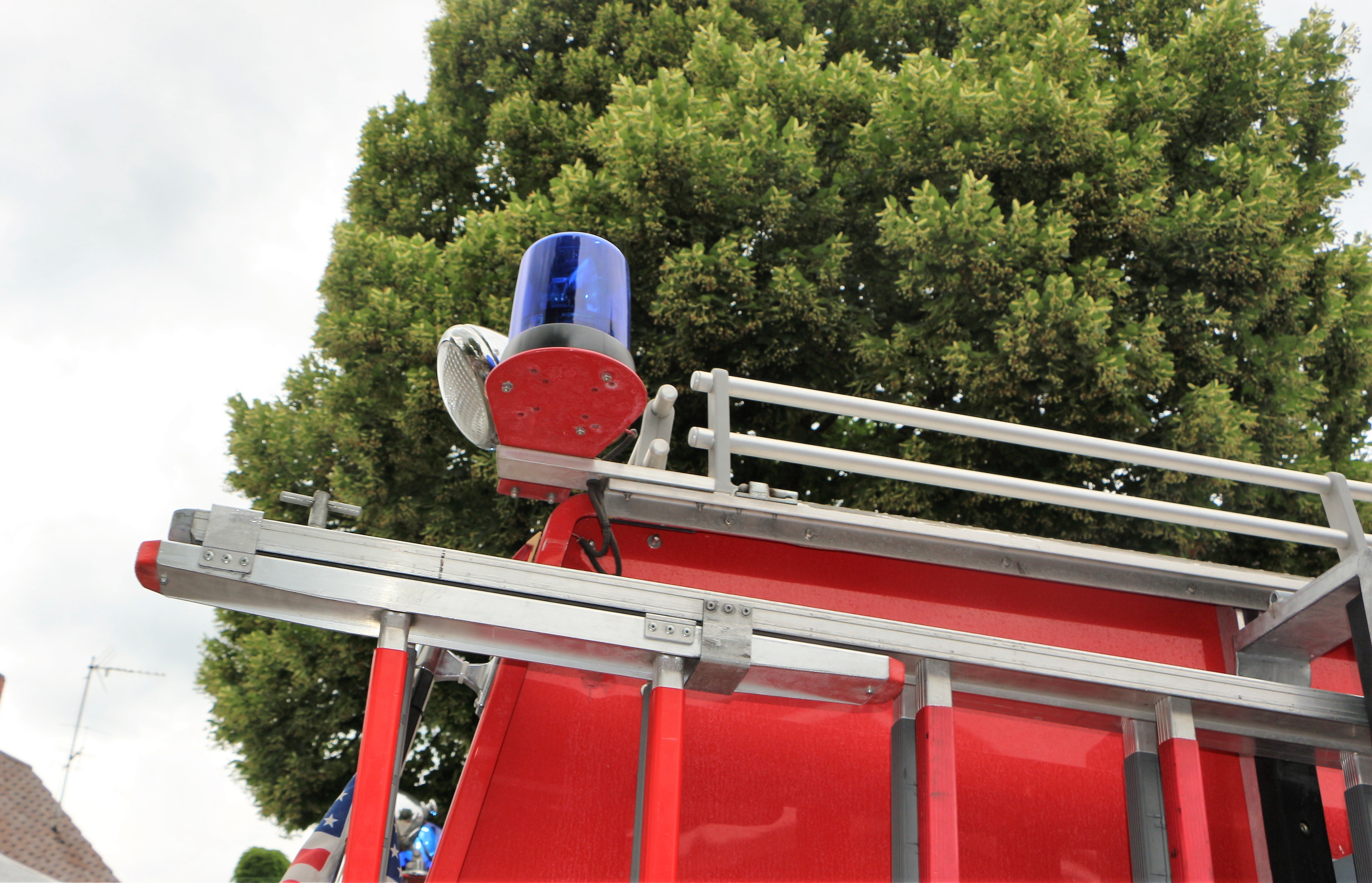 Ein Feuerwehrmann war auf einer sogenannten Bewegungsfahrt unterwegs. Fast wäre dabei ein Unfall passiert.