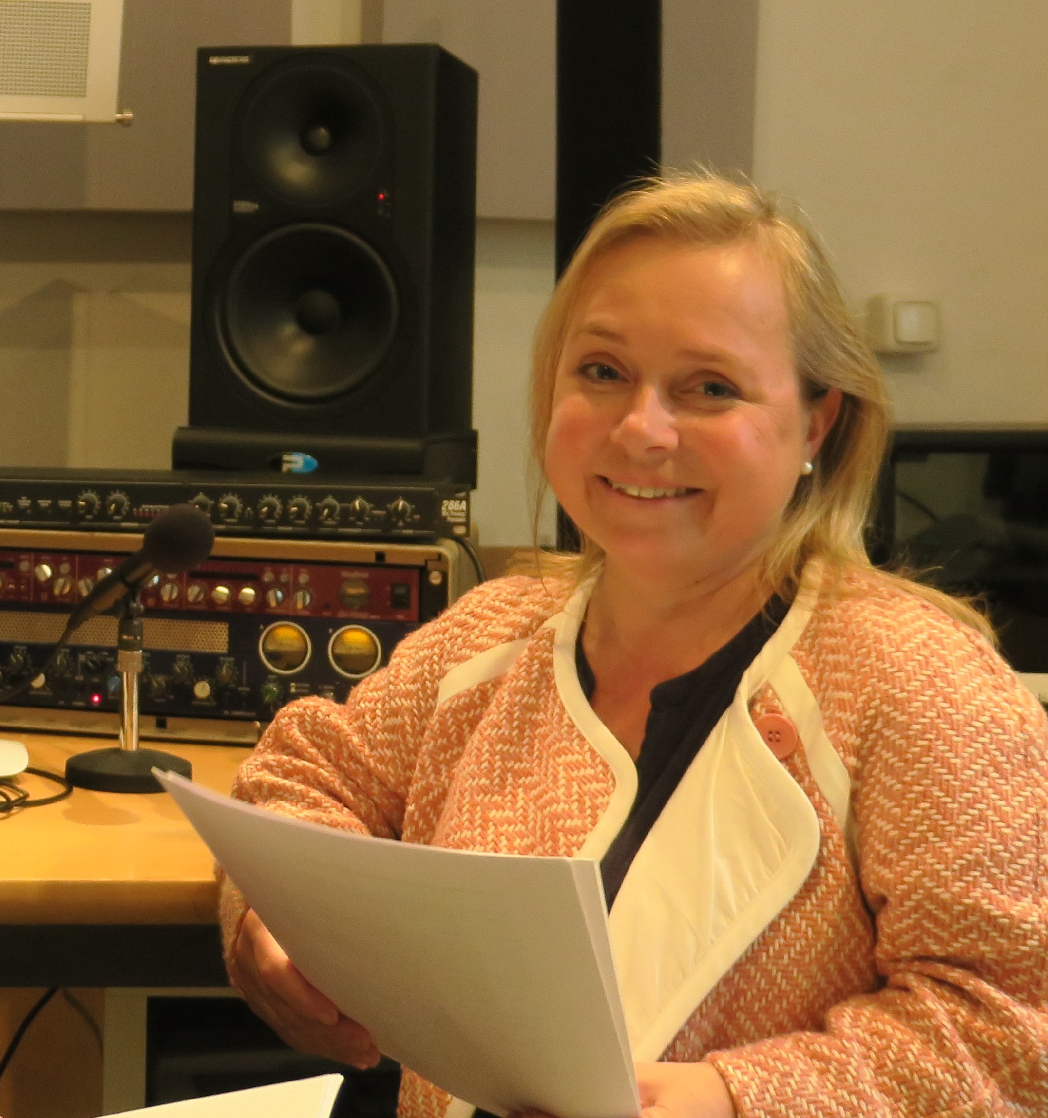 Christine Urspruch beim Einsprechen des Audio-Guides zur Ausstellung „Das Sams und die Helden der Kinderbücher“.