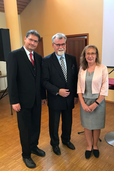 Das Bild zeigt v.l.n.r. Herrn Herbert Schmitt, Herrn Justizminister Herbert Mertin und Frau Michaela Winstel