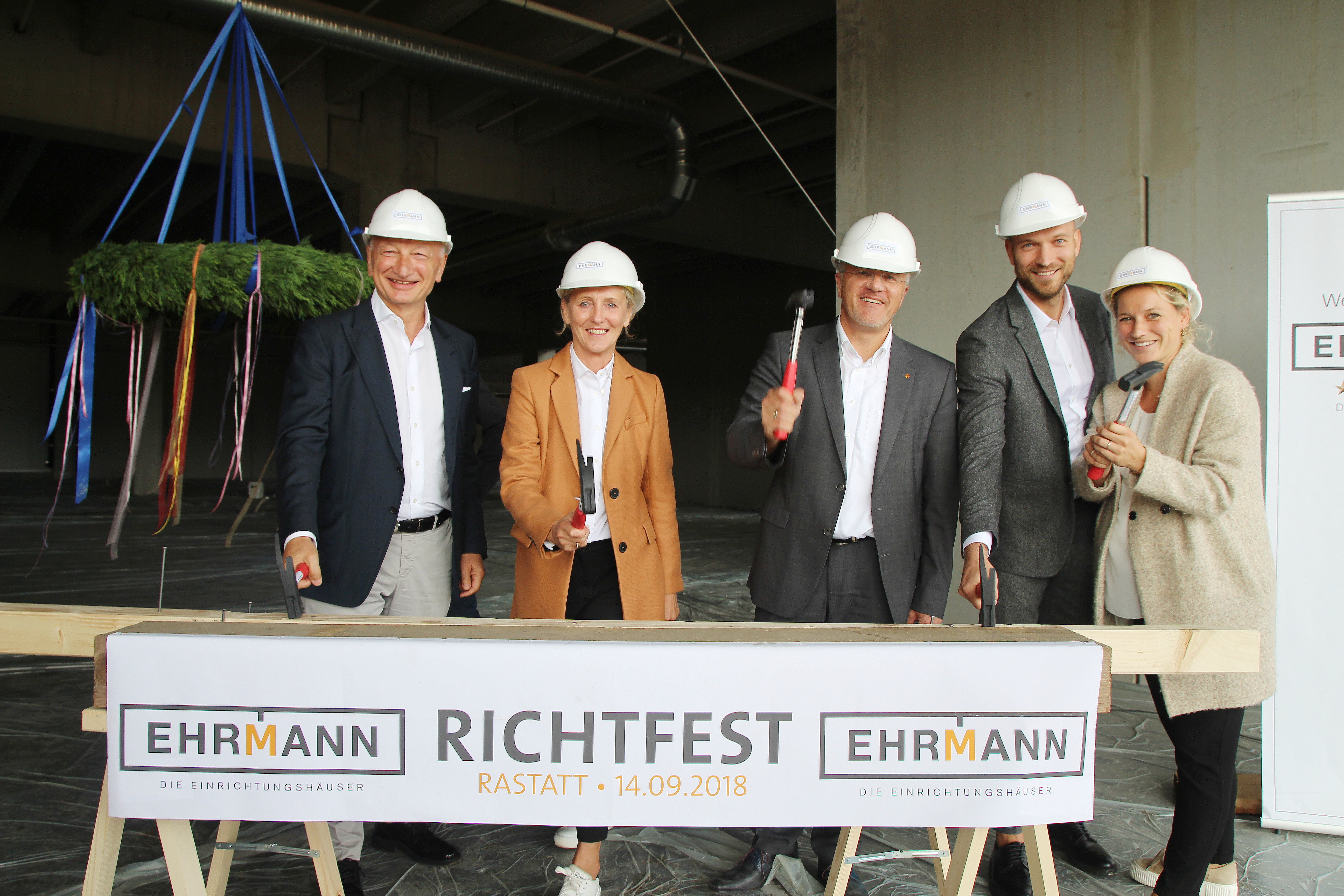 Richtfest bei "Möbel Ehrmann" in Rastatt (v.l.): Horst Ehrmann, Ingrid Ehrmann, Rastatts Oberbürgermeister Hans Jürgen Pütsch, Andreas Ehrmann und Christina Ehrmann