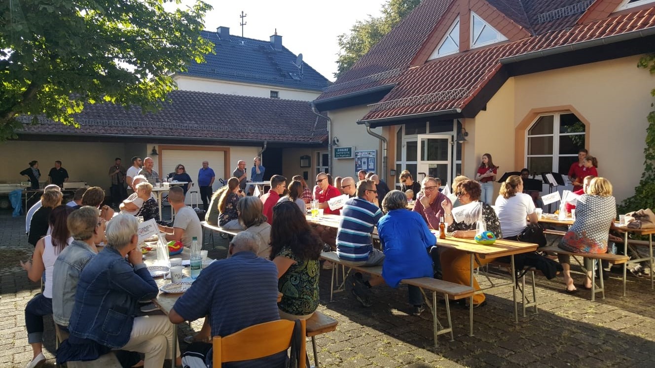 Rund 80 Besucher trafen sich beim Jubiläumsfest zum gemeinsamen Austausch FOTO: Constance