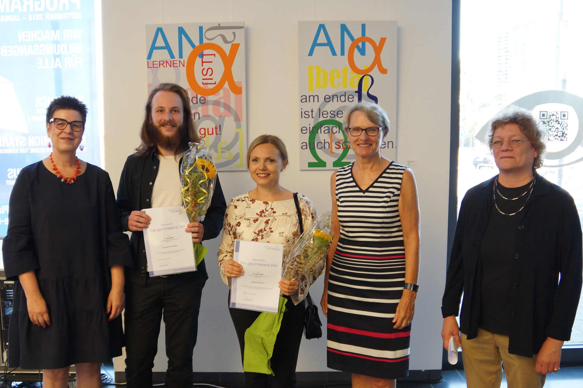 Siegerehrung mit (von links) Susanne Deß, Geschäftsführerin Abendakademie; Preisträger Konstantin Weber; Preisträgerin Galina Scatova; Bürgermeisterin Dr. Freundlieb; Dr. Juliane Huber, Rektorin Freie Kunstakademie (FKMA).
