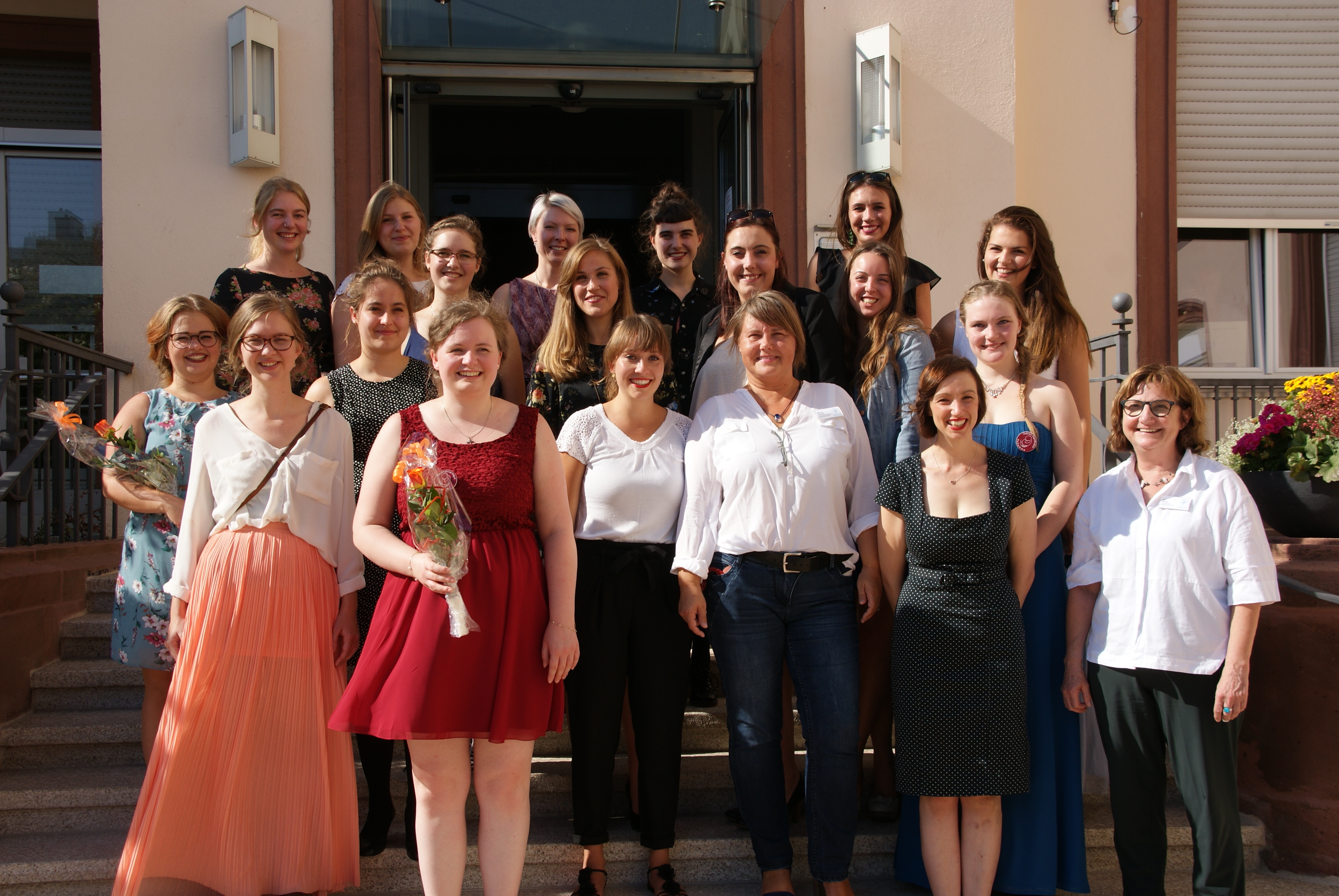 Die Absolventinnen mit Schulleiterin Ute Bauer (vorne rechts) und Kursleiterin Bianka Reichel (1. Reihe 3. v. r.).