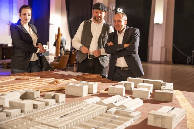 Kultur- und Wissenschaftsminister Konrad Wolf (rechts) beim Rundgang durch die Pfaffkantine | Foto: Jens Vollmer