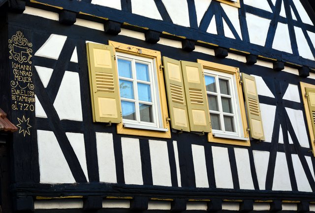 Fachwerkhaus mit Hausinschrift in Kandel/Pfalz