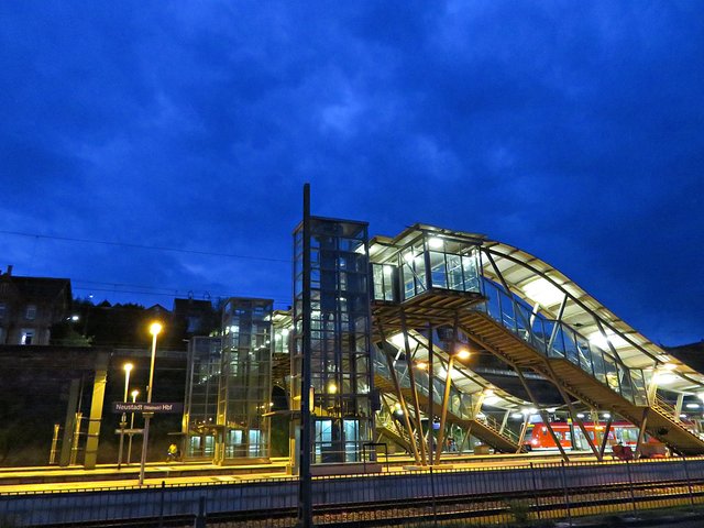 Der Neustadter Bahnhof in der Blauen Stunde | Foto: Brigitte Melder