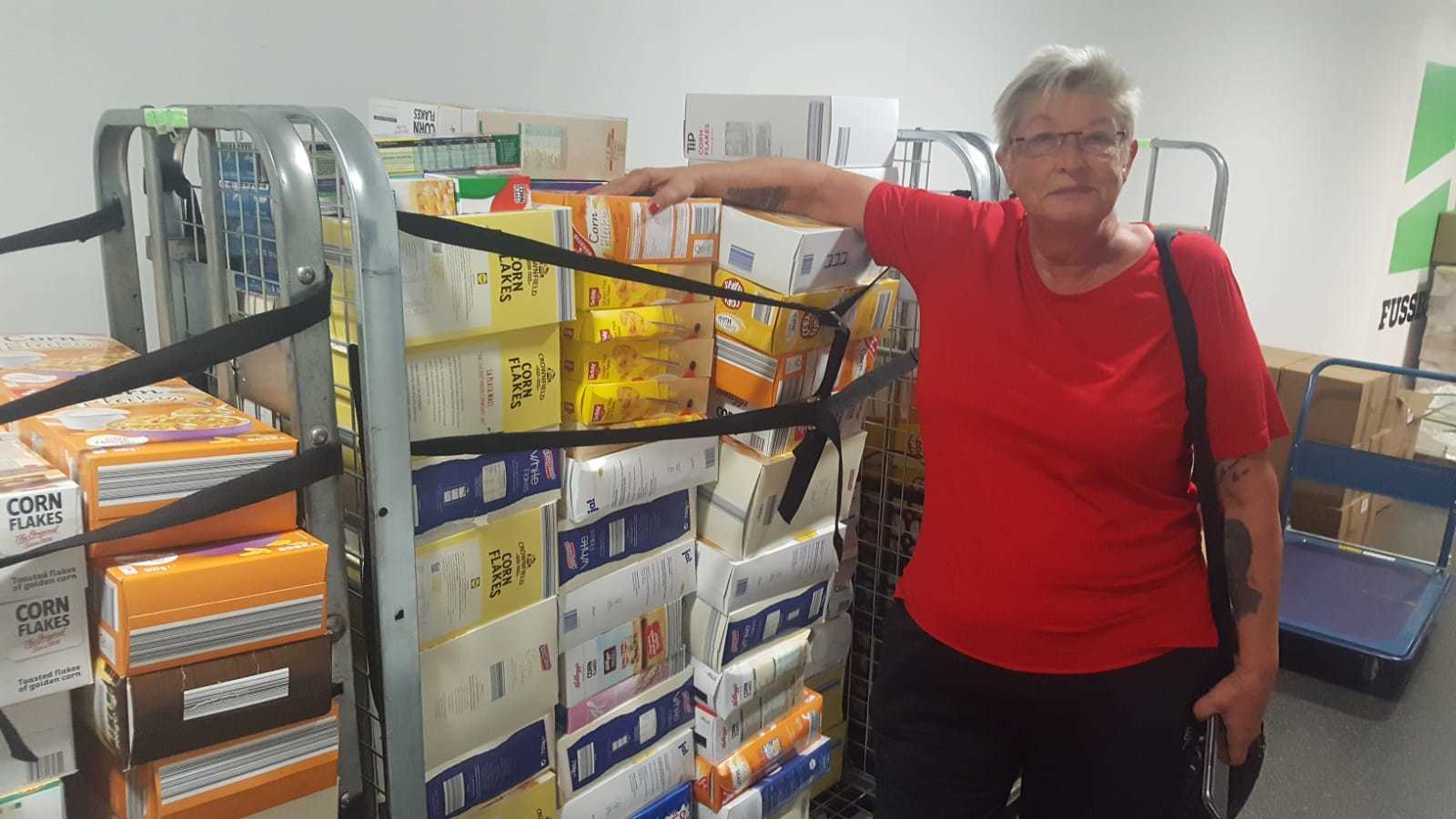 FCK-Fan Rosita Frank beim Zählen der Pakete in der DFB-Zentrale