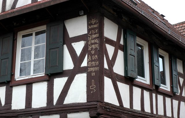 Fachwerkhaus mit Hausinschrift in Kandel/Pfalz