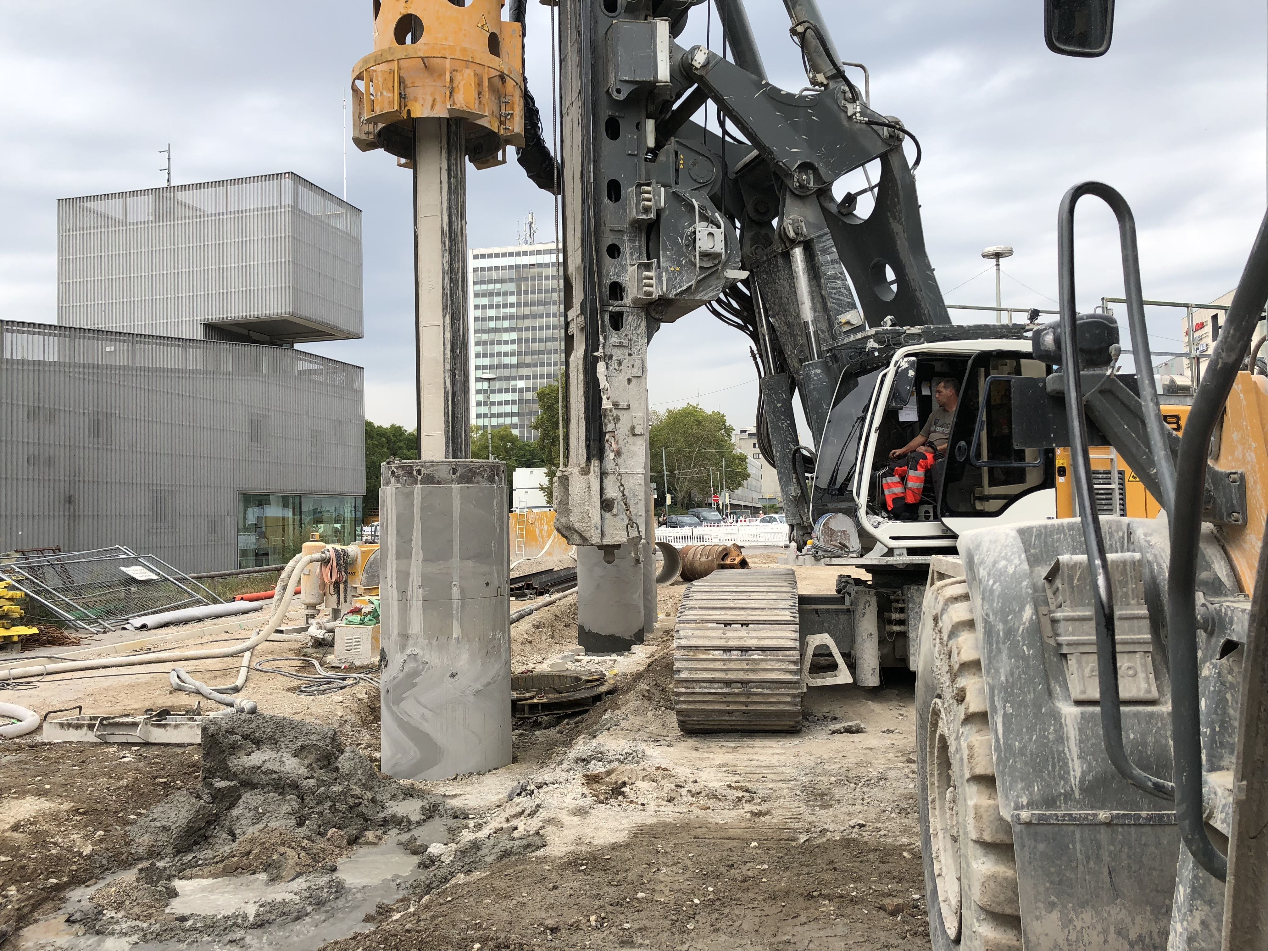 Schweres Gerät: Östlich des Ettlinger Tors entstehen Bohrpfähle, die bis zu 20 Meter in die Erde reichen.