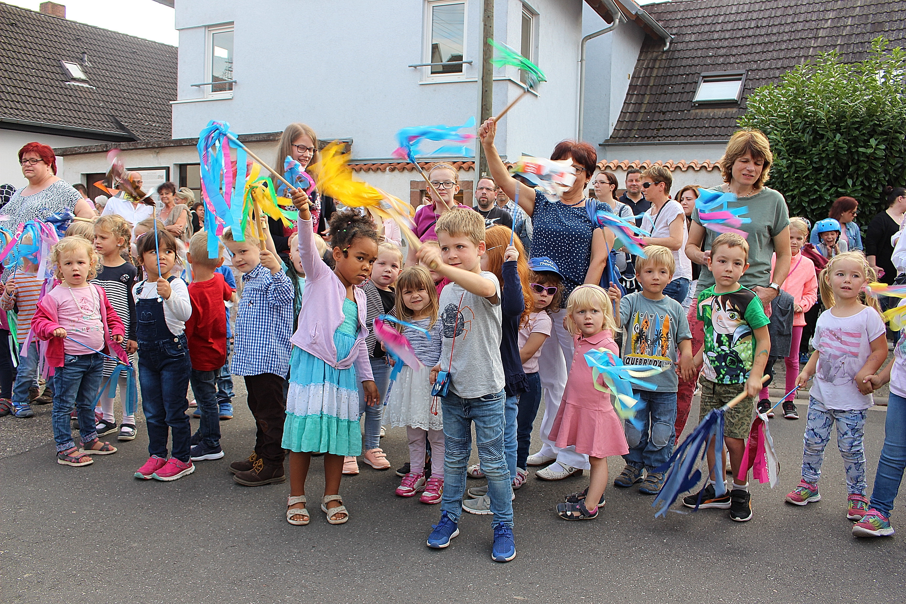 Zahlreiche Kindergartenkinder beteiligten sich am Kerweumzug.