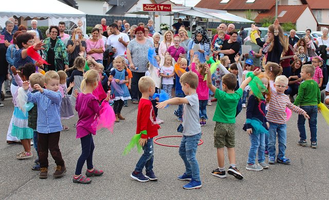 Die Kindergartenkinder begeisterten mit ihrem Kerwe-Tanzlied. | Foto: Pacher