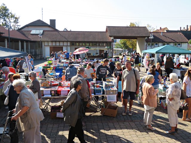 Ordentlich was los auf dem Kerweflohmarkt | Foto: Brigitte Melder
