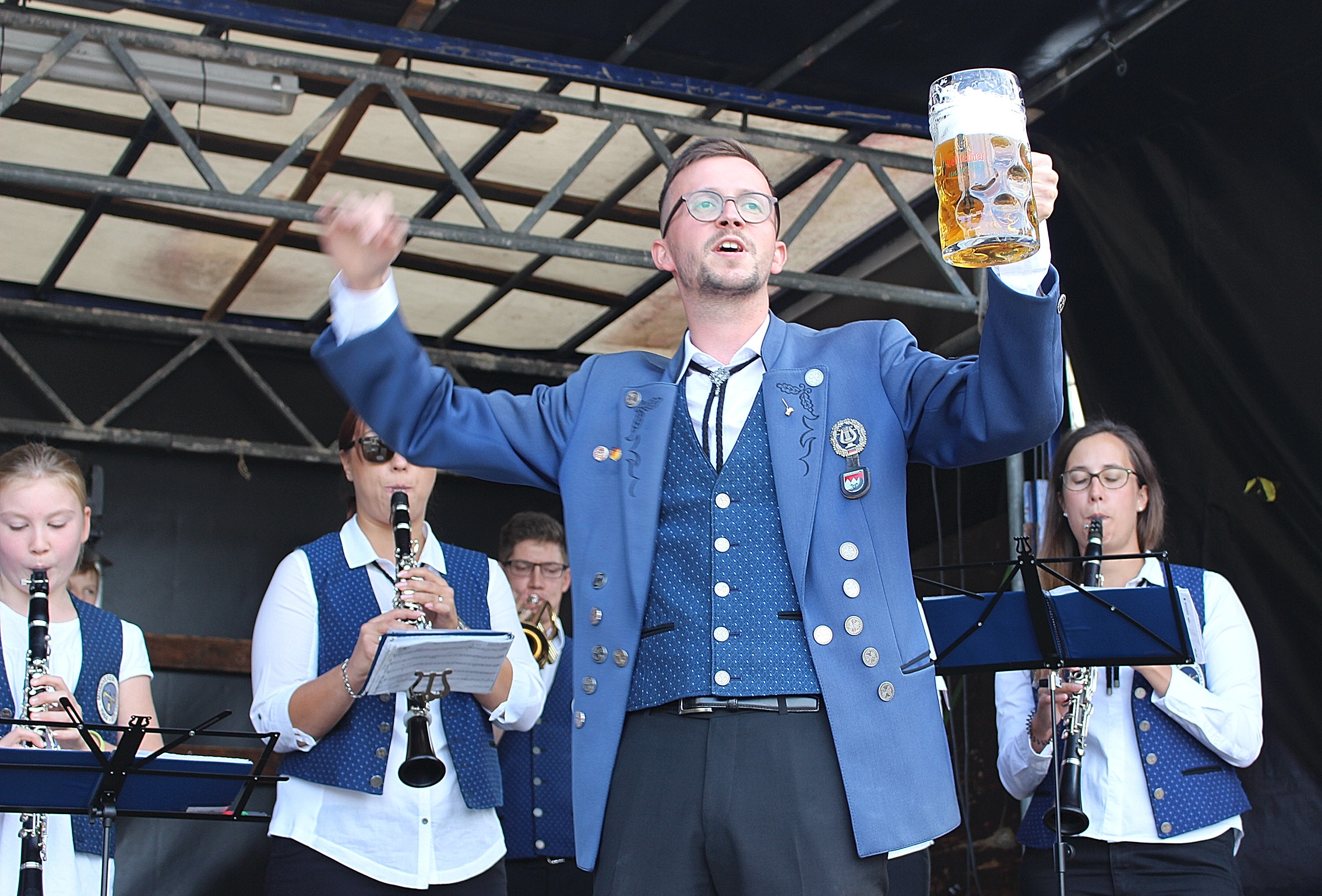 Maß-Krug statt Taktstock: Der Musikverein Iggelheim bereicherte die Eröffnung und den Ökumenischen Gottesdienst mit schwungvoller Bläsermusik.
