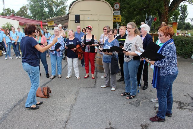 Der Frauensingkreis bereicherte die Eröffnung mit weinfröhlichen Liedern. | Foto: Pacher