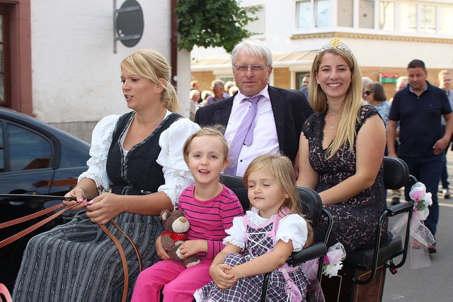 Bürgermeister Helmut Litty und Giana Gatto lassen sich gemütlich durch Altdorf kutschieren.