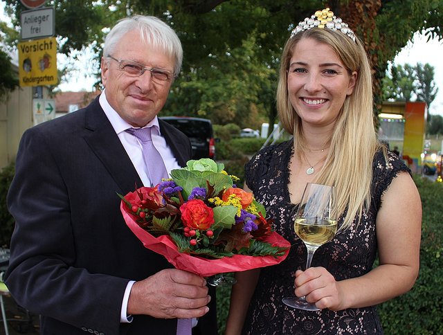 Blumenkavalier Helmut Litty überreicht Weinprinzessin Giana Gatto einen bunten Strauß. | Foto: Pacher