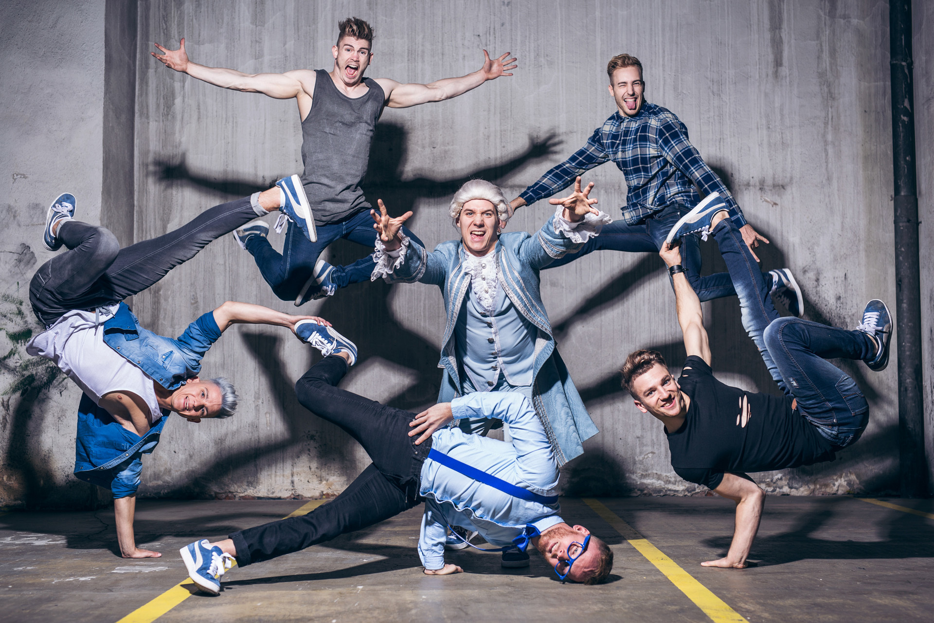 Klassik meets Breakdance: Echo-Klassik-Preisträger Christoph Hagel begleitet am Flügel die zweifachen Breakdance-Weltmeister DDY aus Bayreuth zur Musik des Salzburger Wunderkindes Wolfgang Amadeus Mozart. Foto: Flownmary.de