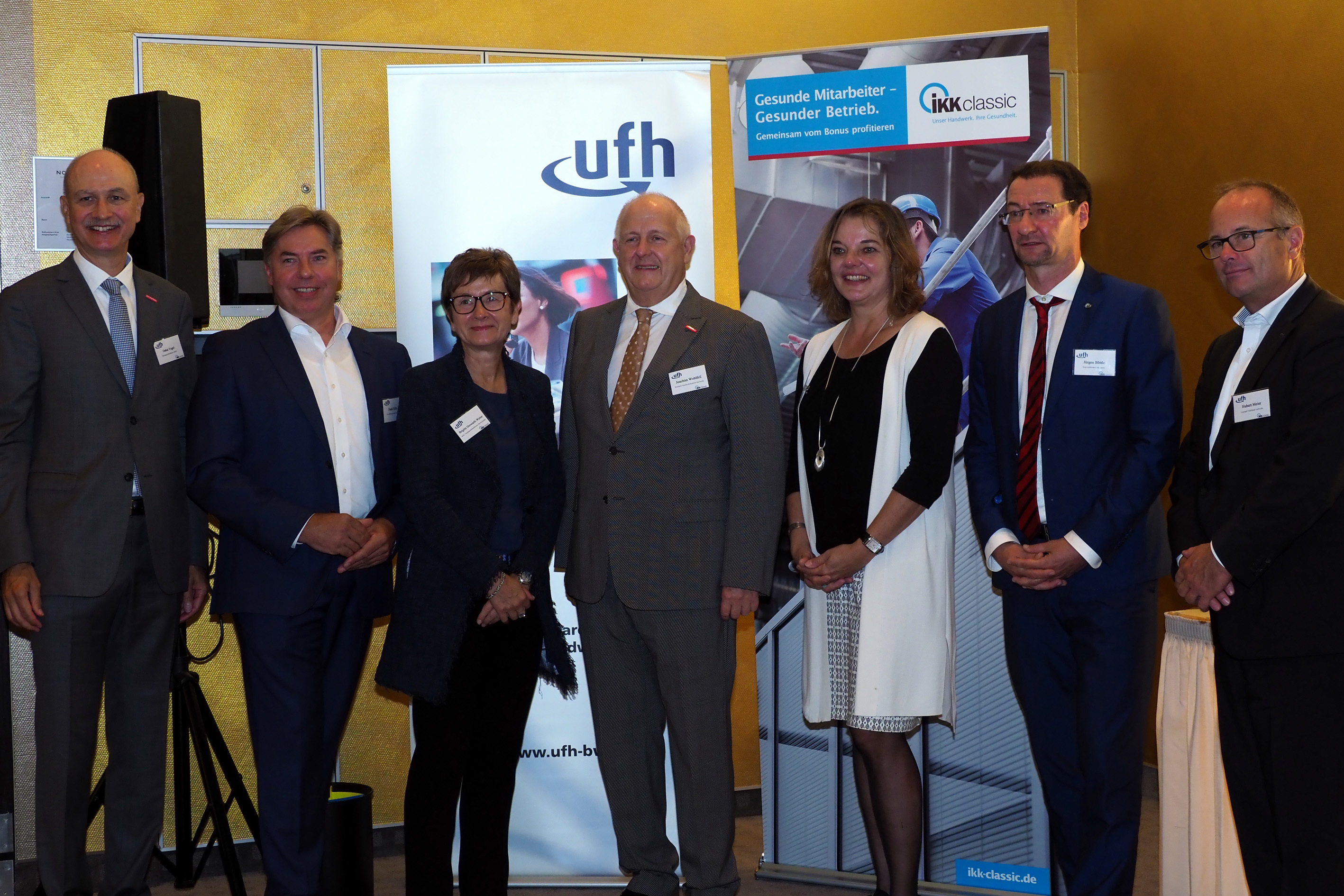 Beim „ufh“-Landesverbandstag (v.l.): Oskar Vogel (Handwerkstag B-W), Kreishandwerksmeister Frank Zöller, Brigitte Dorwarth-Walter (Handwerkskammer), Joachim Wohlfeil, Präsident der Handwerkskammer, Susanne Konrad-Nagler („ufh“-Arbeitskreis), Jürgen Böttle (IKK) und Hubert Maier, „Volksbank Karlsruhe“ foto: MJO