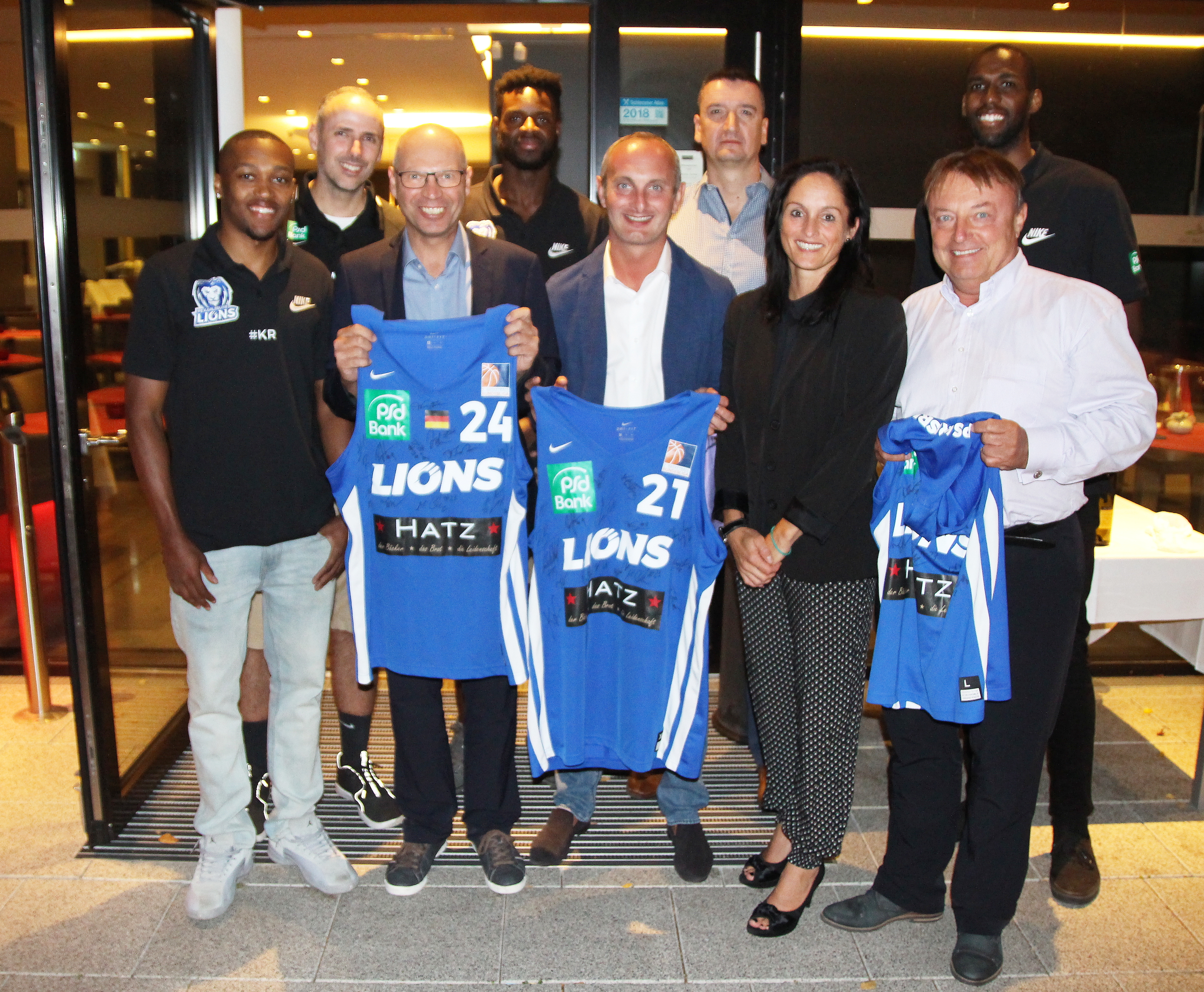 Trainer, Sportlicher Leiter und Spieler freuen sich mit den Förderern um Rüdiger Esslinger („Familienheim“, Golfclub Bruchsal) Holger Morlock, Bereichsleiter Marketing „PSD Bank“ und „PSD Bank“-Vorstandsvorsitzender Bernhard Slavetinsky (r.). Foto: jow