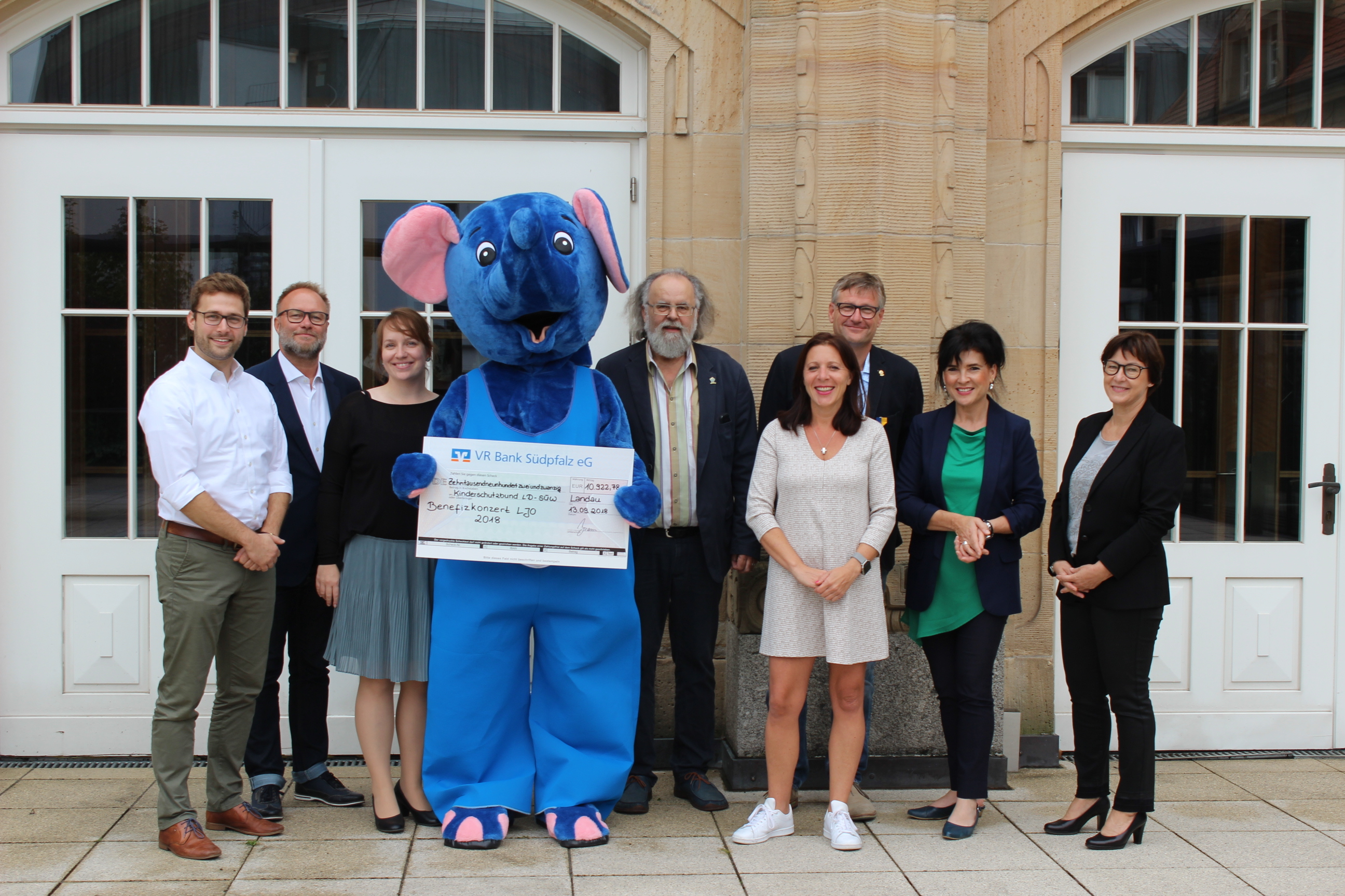 Die Unterstützer des Benefizkonzerts freuen sich über den stolzen Erlös in Höhe von 10.922,78 Euro: (v.l.) Orchestermanager Jens Bastian, Oliver Hasert, geschäftsführender Direktor des Parkhotels Landau, Christin Arto von der Dieter Kissel Stiftung, der BLAUE ELEFANT des Kinderschutzbundes, dessen Geschäftsführer Heinrich Braun und die Vereinsvorsitzende Tanja Nau, Dr. Florian Schuhmacher von den südpfälzischen Lions Clubs, Sabine Heil von der VR Bank Südpfalz und Petra Heck von der Firma APL. (Copyright: DKSB)