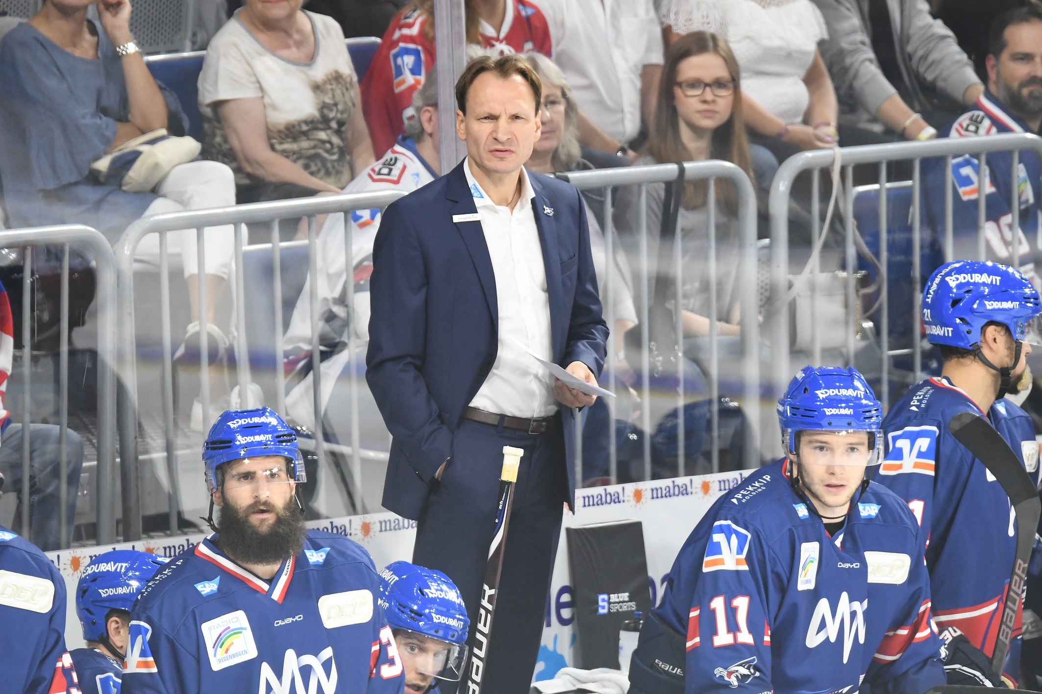 Mit Argusaugen verfolgt Pavel Gross das Spiel seiner Schützlinge. Auch Cody Lampl (links) und Janik Möser schauen gebannt zu. foto: pix