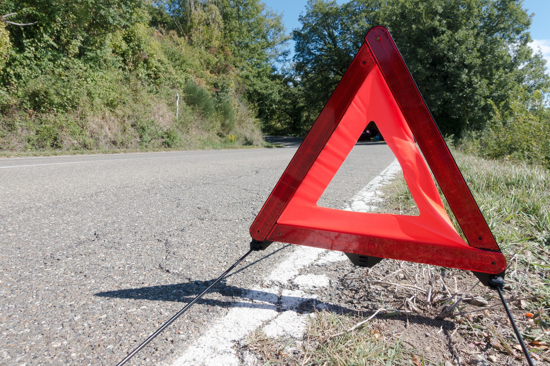 Aufgrund eines zu geringen Abstandes fuhr ein 18-Jähriger auf seinen Vordermann auf.