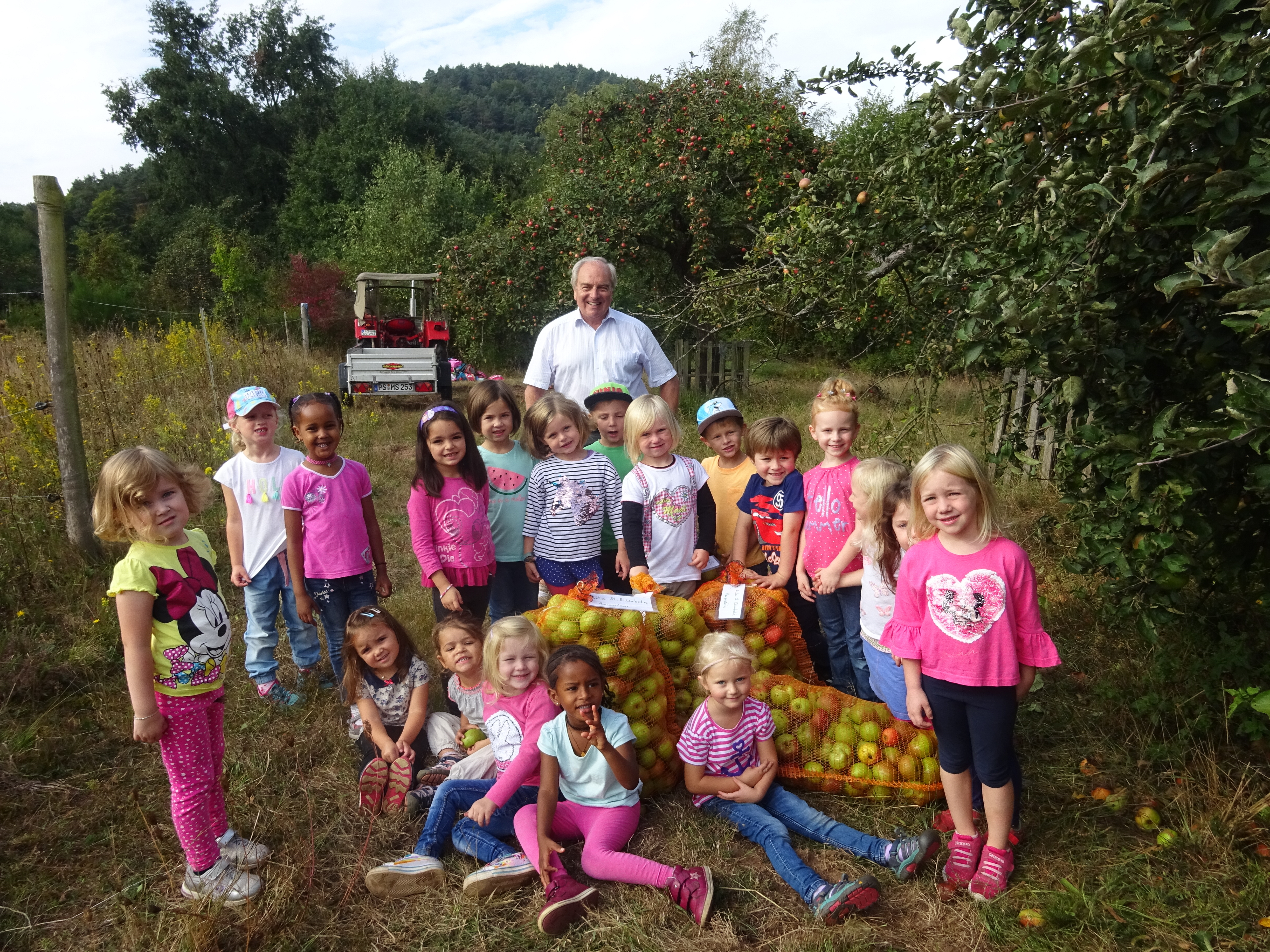 Manfred Seibel und seine fleißigen Erntehelfer. Foto: PS