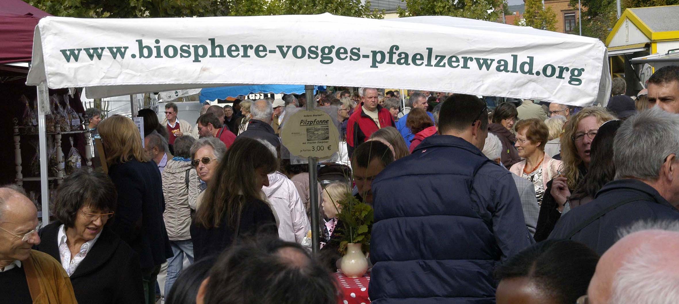 Der deutsch-französische Biosphären-Bauernmarkt, der am kommenden Sonntag wieder in Grünstadt stattfindet, hat im Leiningerland eine besonders große Anhängerschaft. Das wissen die Marktbeschicker zu schätzen, die seit Jahren ganz besonders gerne in die Region kommen. Foto: Archiv Link