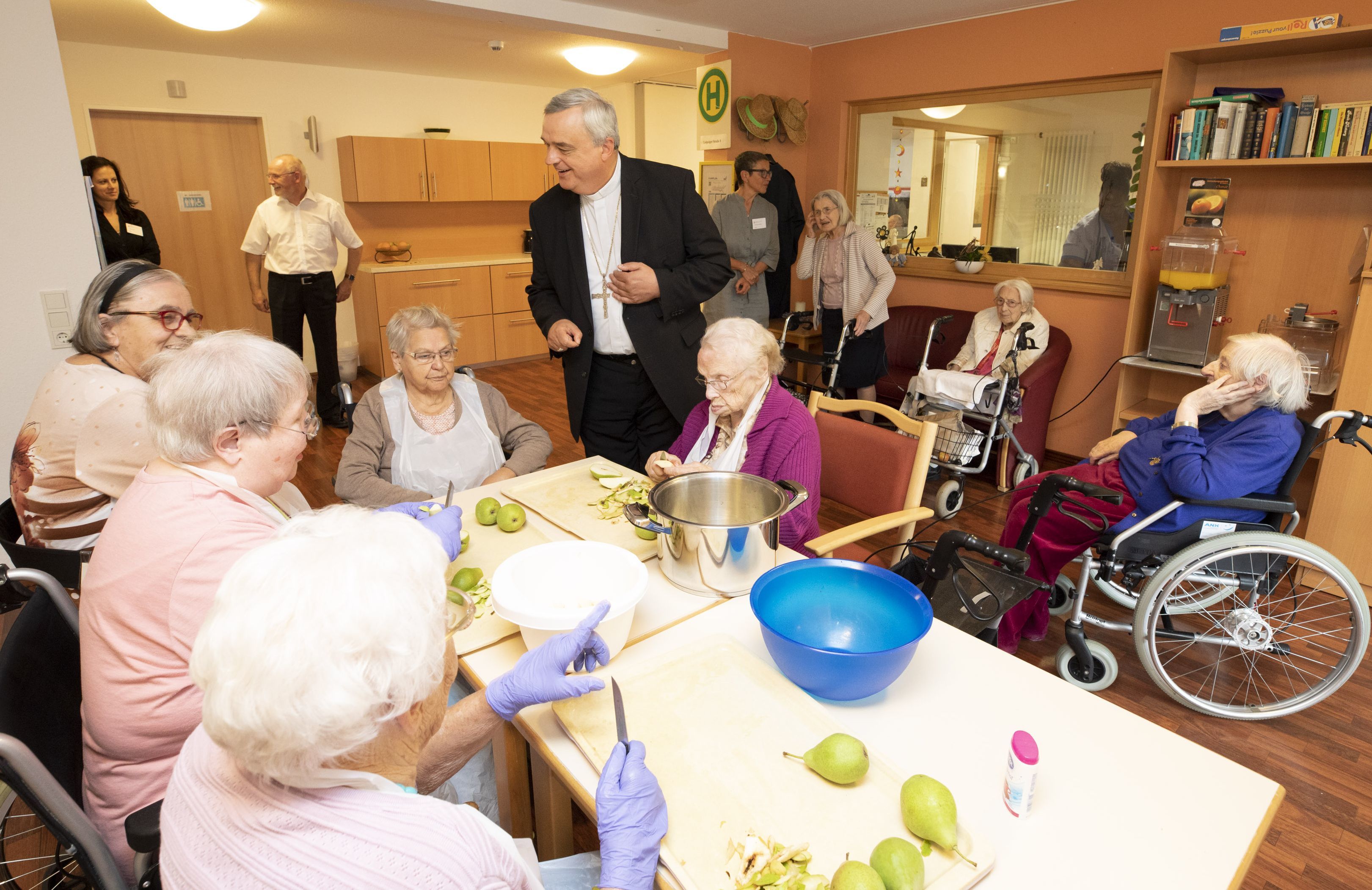 Bischof Wiesemann beim Besuch des Caritas-Altenzentrums St. Hedwig in Kaiserslautern Foto: PS