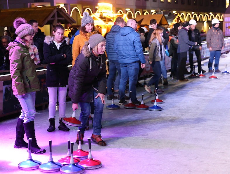 Auf der "Eiszeit" in Karlsruhe: Eisstockschießen