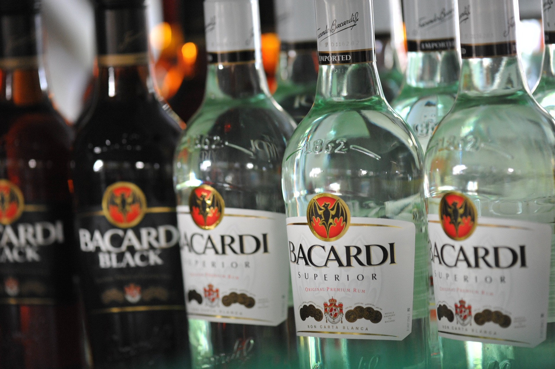 Zehn Flaschen Bacardi und eine Flasche Jim Beam im Wert versuchte ein Mann aus dem LIDL-Markt an der Kasse vorbei zu schmuggeln, ohne die Ware zu bezahlen.