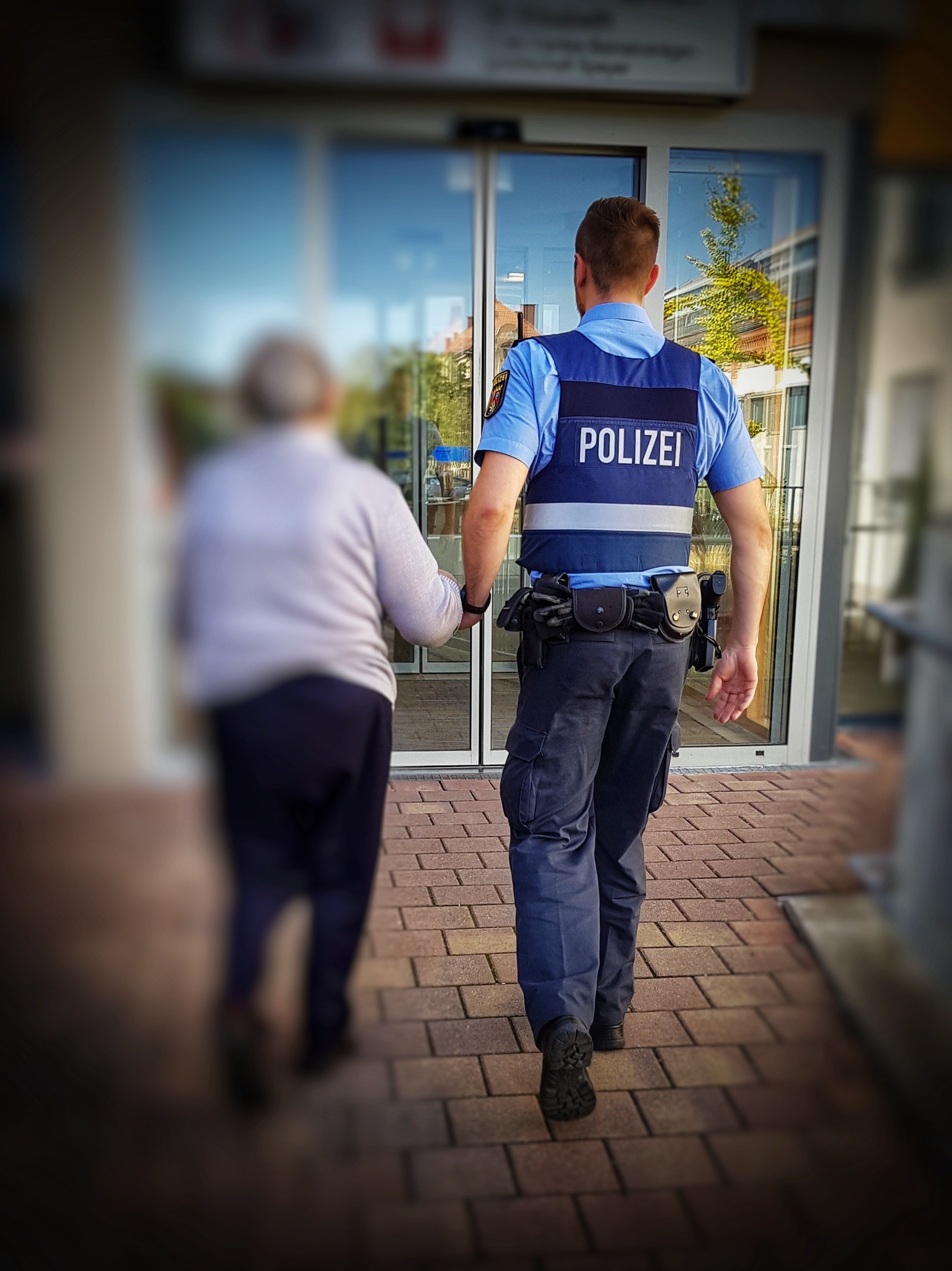 Ein Beamter der PI Germersheim brachte die Dame wieder nach Hause in das Altenpflegeheim.