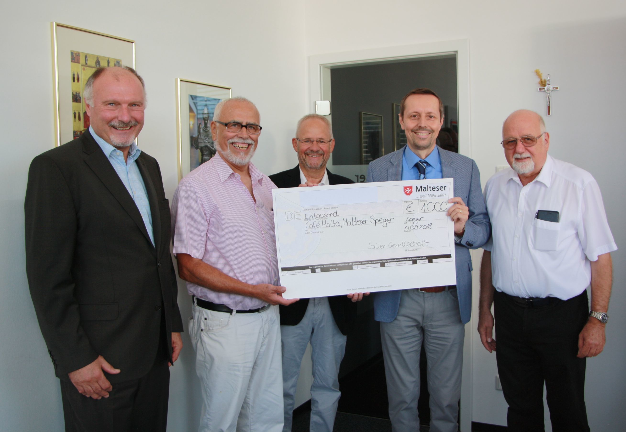 Die Malteser freuen sich über 1.000 Euro von der Saliergesellschaft für das neue Demenzcafé.
v.l.n.r. : Alfred Schießler (1. Vorsitzender Saliergesellschaft), Klaus Feichtner (Schatzmeister Saliergesellschaft), Alfred Wittmer (Finanzkurator Malteser), Dirk Wachsmann (Geschäftsführer Malteser), Wolfgang Opielka (2. Vorsitzender Saliergesellschaft).