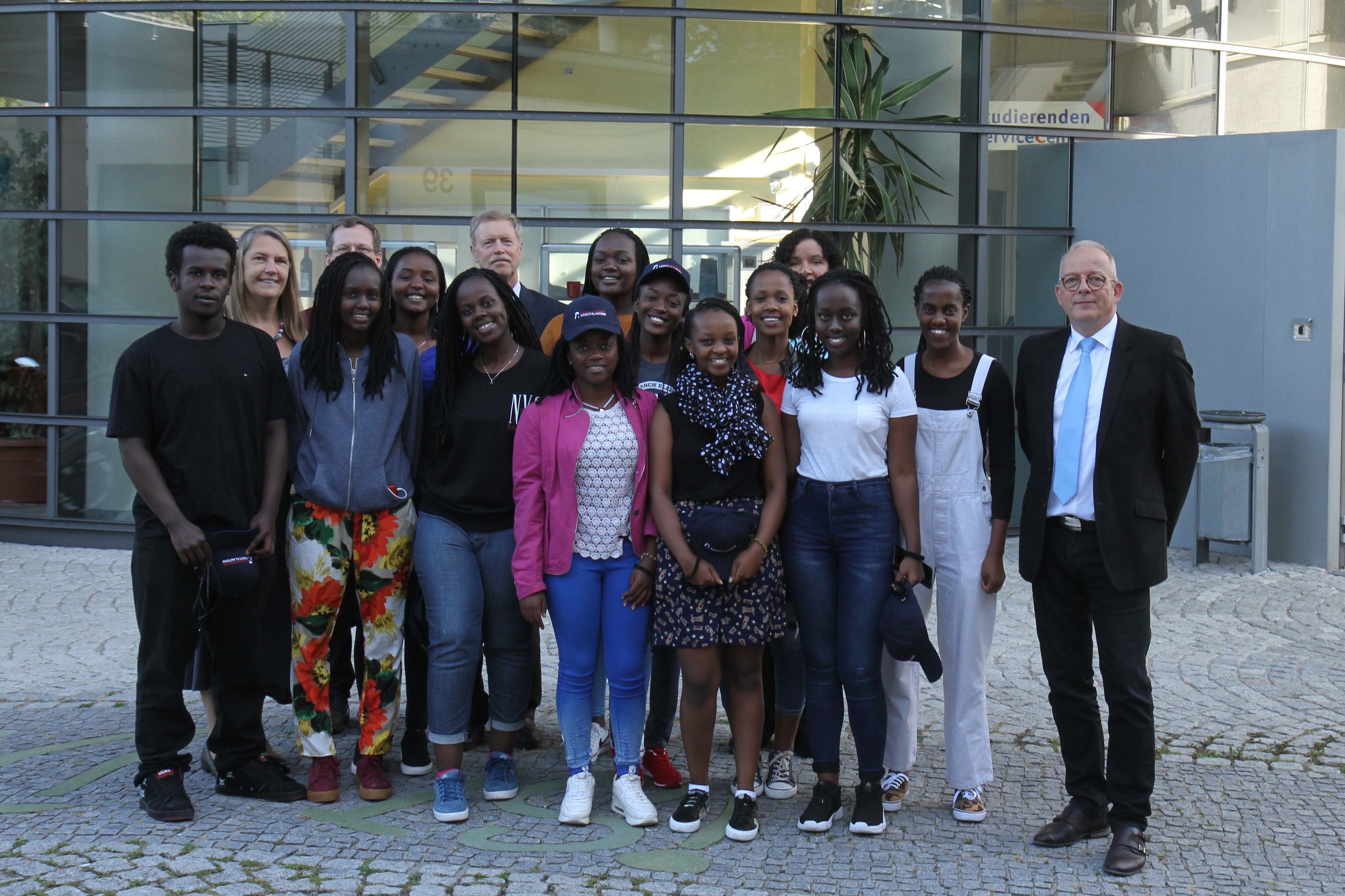 Die neuen ruandischen Studierenden mit Vizepräsident Stefan Löhrke (rechts) und Betreuer Jochen Foth (hintere Reihe in der Mitte) Foto: TUK