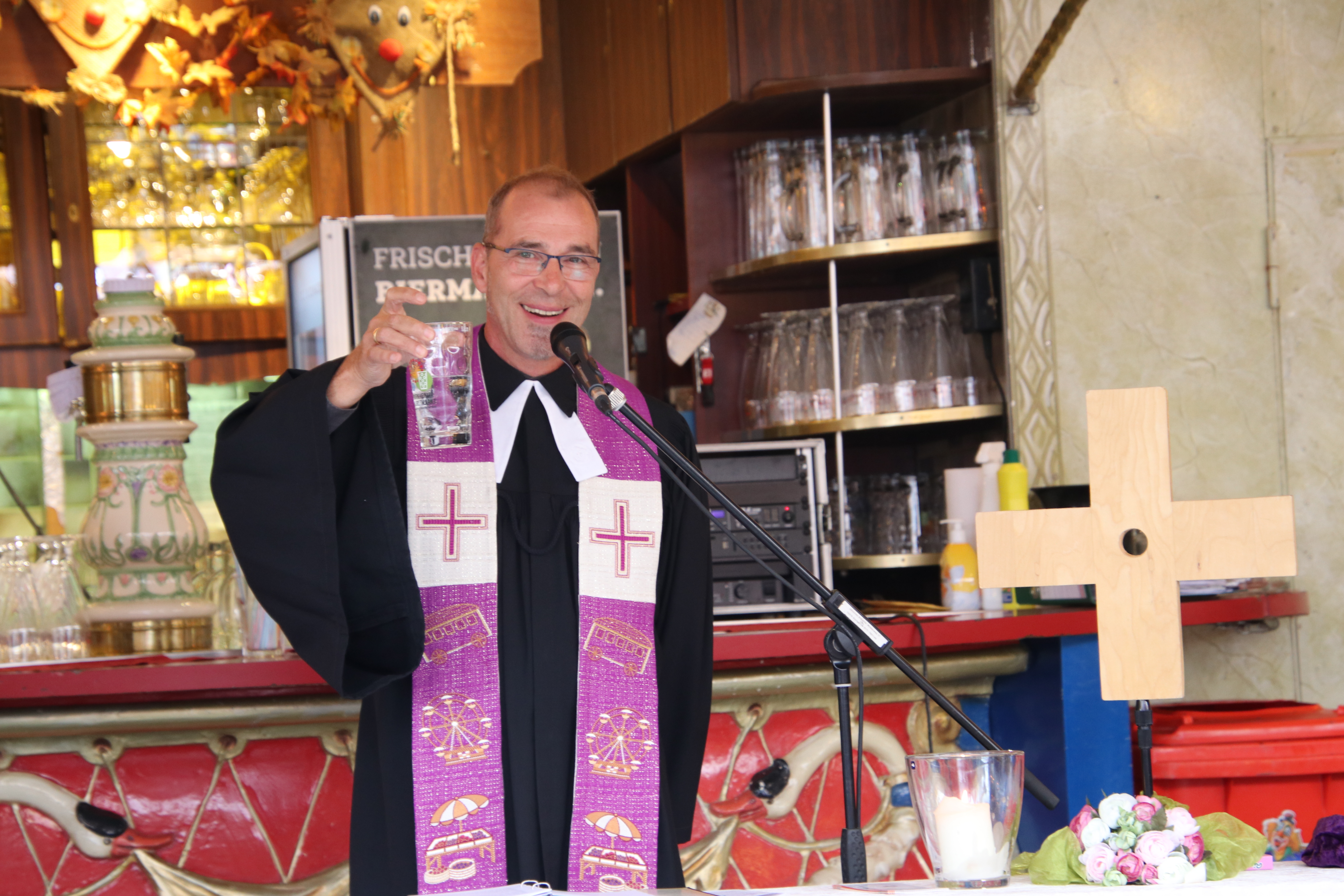 Ist das Dubbeglas nun halb voll oder halb leer? Torsten Heinrich beim Schausteller-Gottesdienst in Beinhorns Circus Circus.