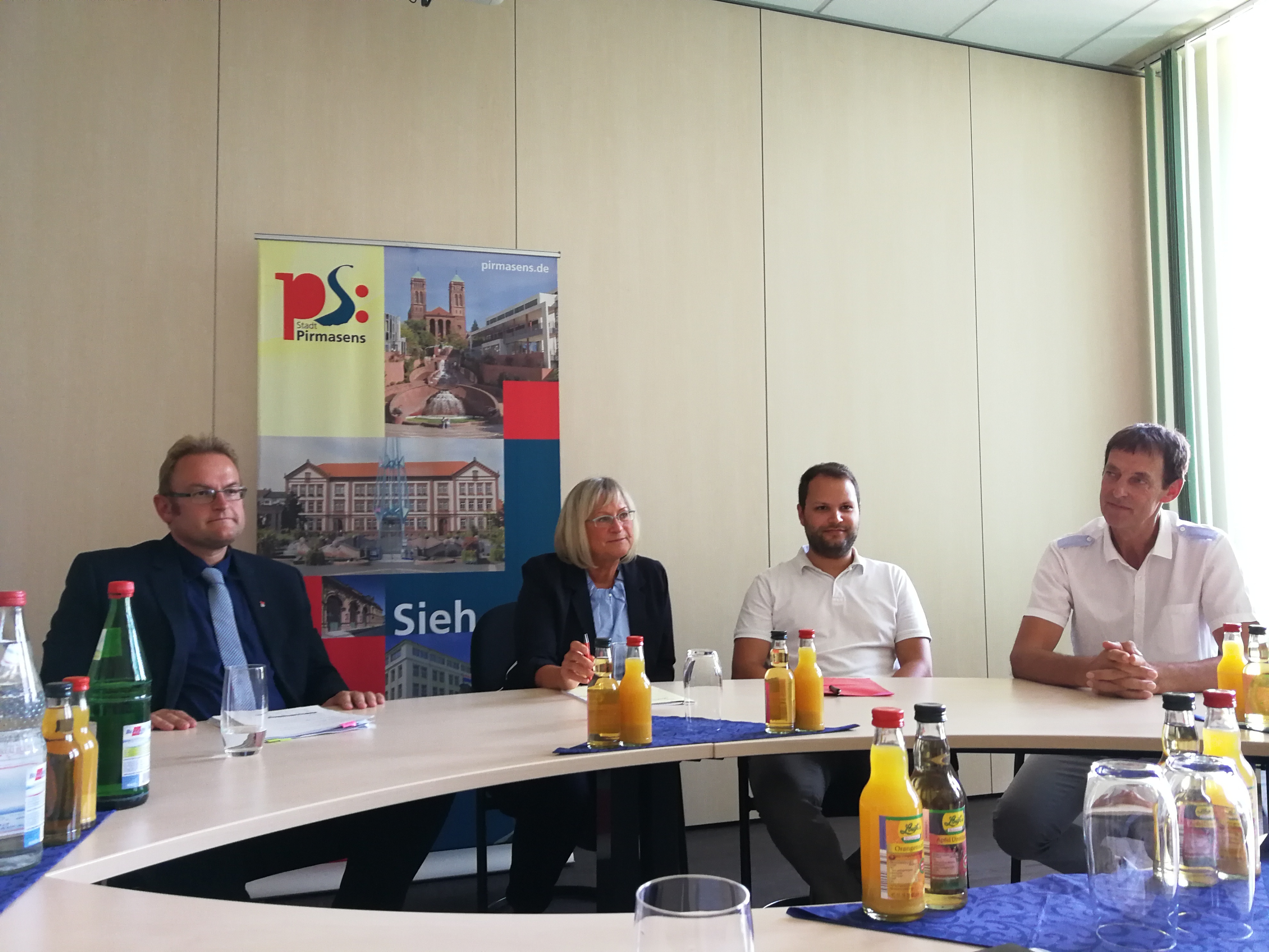 Bürgermeister Markus Zwick (links) mit seinem Team, das sich in Sachen „Integration“ stark engagiert: Sabine Kober (Mitte) vom Pakt, Markus Landau von der Koordinierungsstelle für Geflüchtete und Gustav Rothaar vom Sozialamt. Foto: Kling