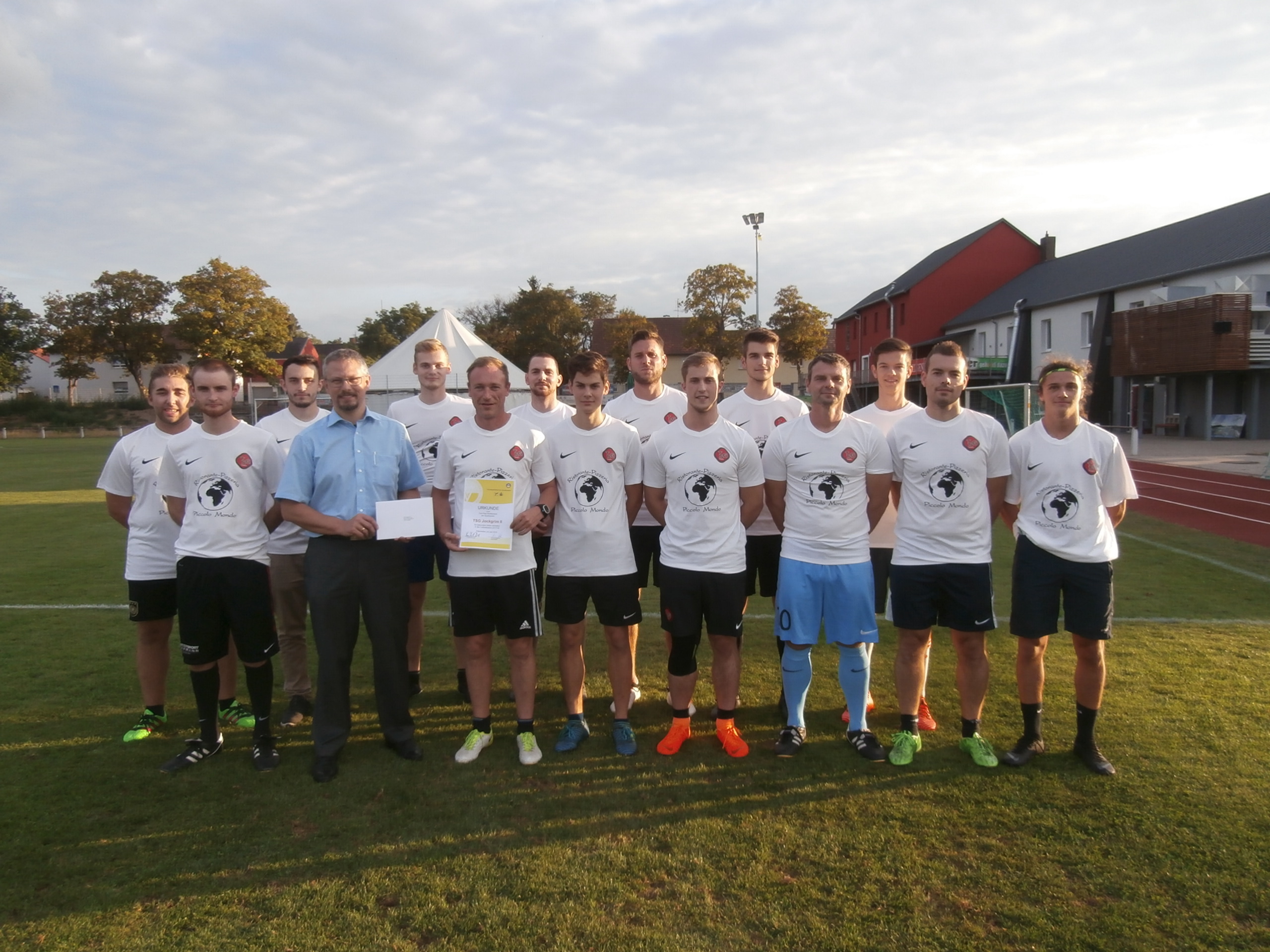Die zweite Mannschaft der TSG Jockgrim bei der Übergabe.