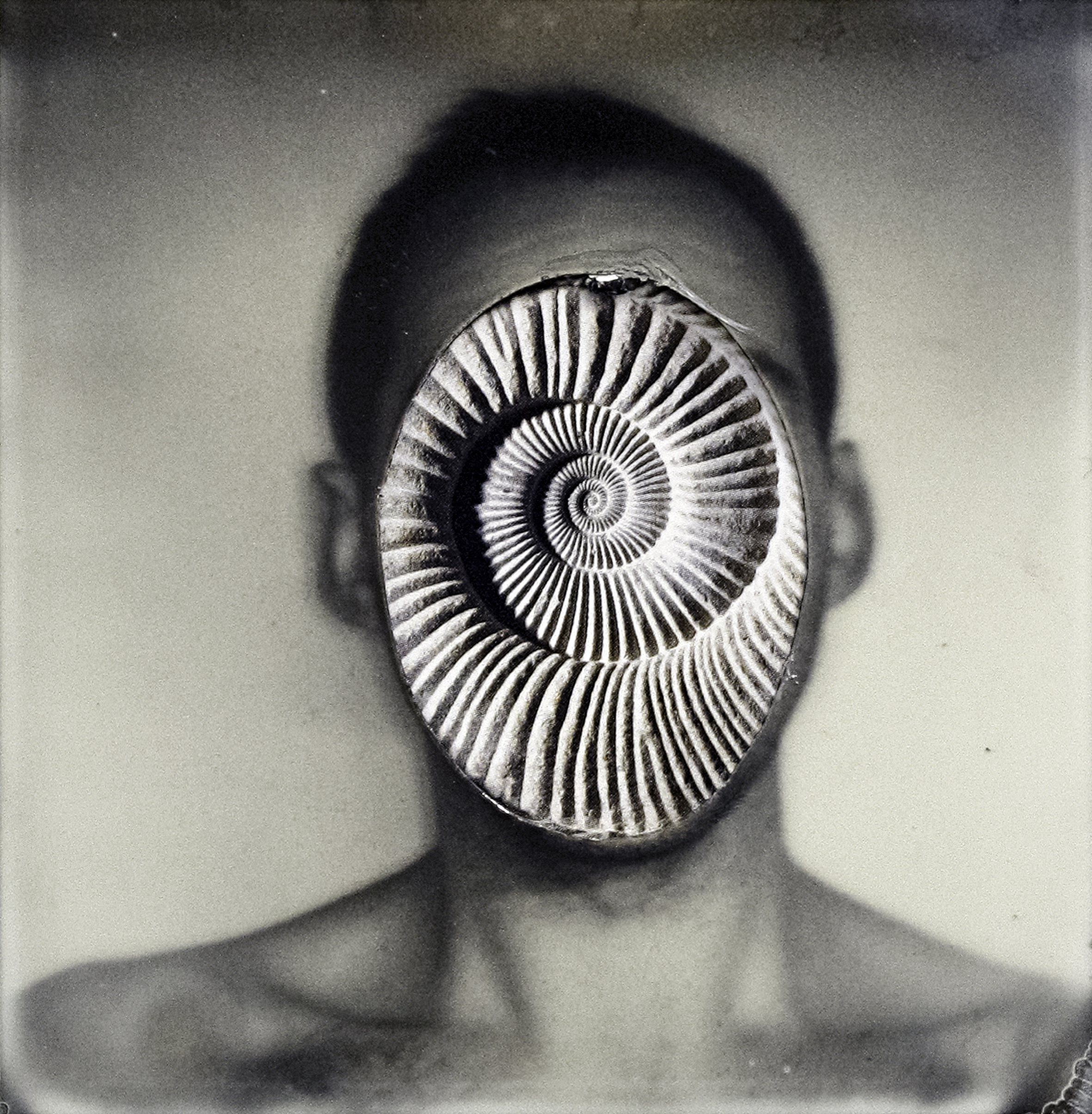 Der New Yorker Christopher Manning, hier sein Bild „Self portrait with mask“, ist einer der Künstler, die bei der Ausstellung „Der Zauber der Verwandlung“ in der Städtischen Galerie Villa Streccius in Landau ausstellen. Foto: Christopher Manning