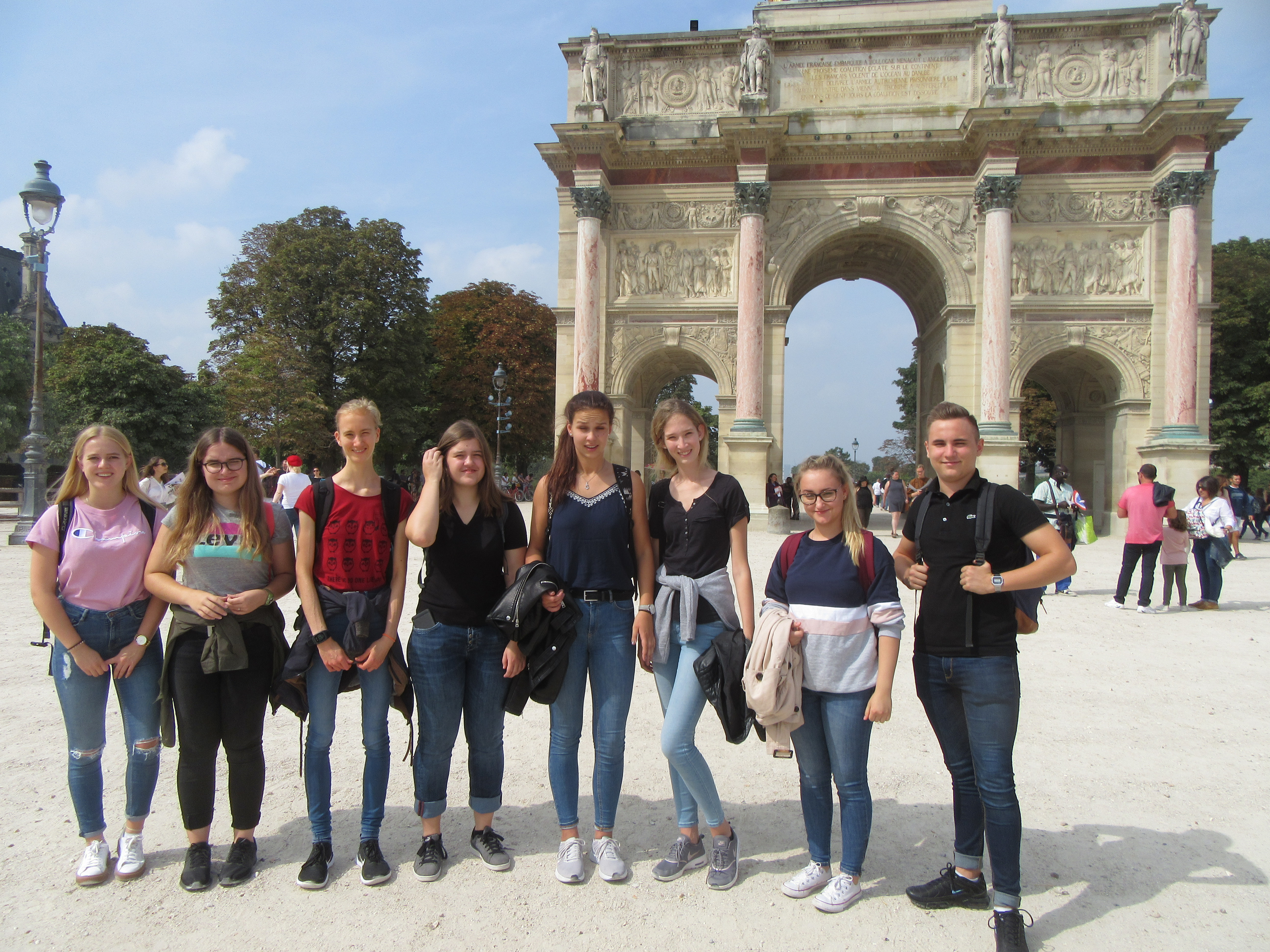 Die Schüler des Französisch-Grundkurses der Abiturklasse des Wilhelm-Erb-Gymnasiums vor dem Arc de Triomphe de l’Étoile
