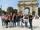 Die Schüler des Französisch-Grundkurses der Abiturklasse des Wilhelm-Erb-Gymnasiums vor dem Arc de Triomphe de l’Étoile  | Foto: weg