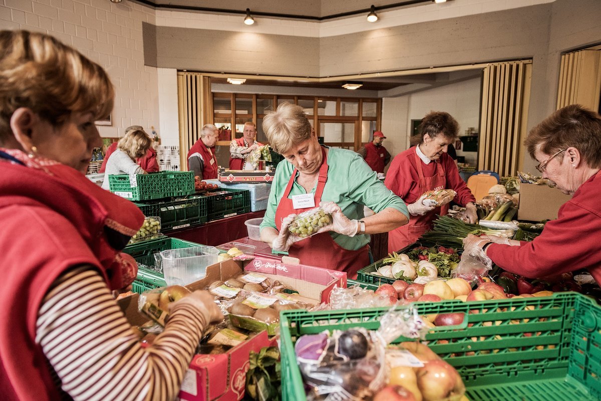 Die Ausgabe der Lebensmittel verändert sich wegen des Feiertags. Das Bild ist ein Symbolbild der Tafeln, um die Persönlichkeitsrechte der Kunden zu schützen.