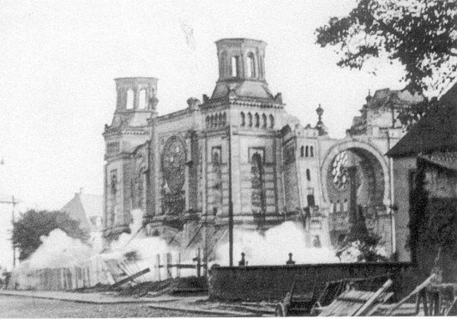 Die Synagoge Kaiserslautern bei der Sprengung durch die Nazis