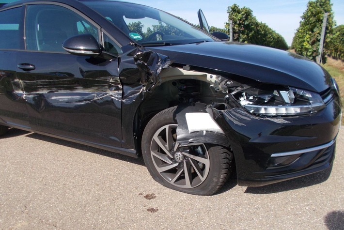 Nagelneu war der Golf, mit dem ein 25-Jähriger ein Mähfahrzeug rammte.