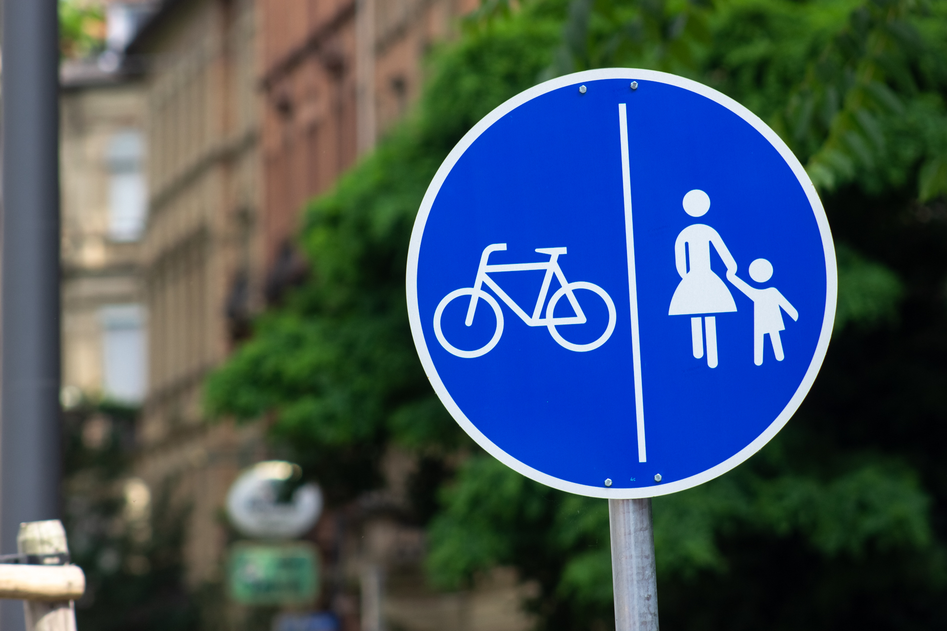 Eine 17-jährige Radfahrerin aus Speyer wurde am Montag in der Mühlturmstraße von einem schwarzem Transporter an der linken Schulter erfasst.