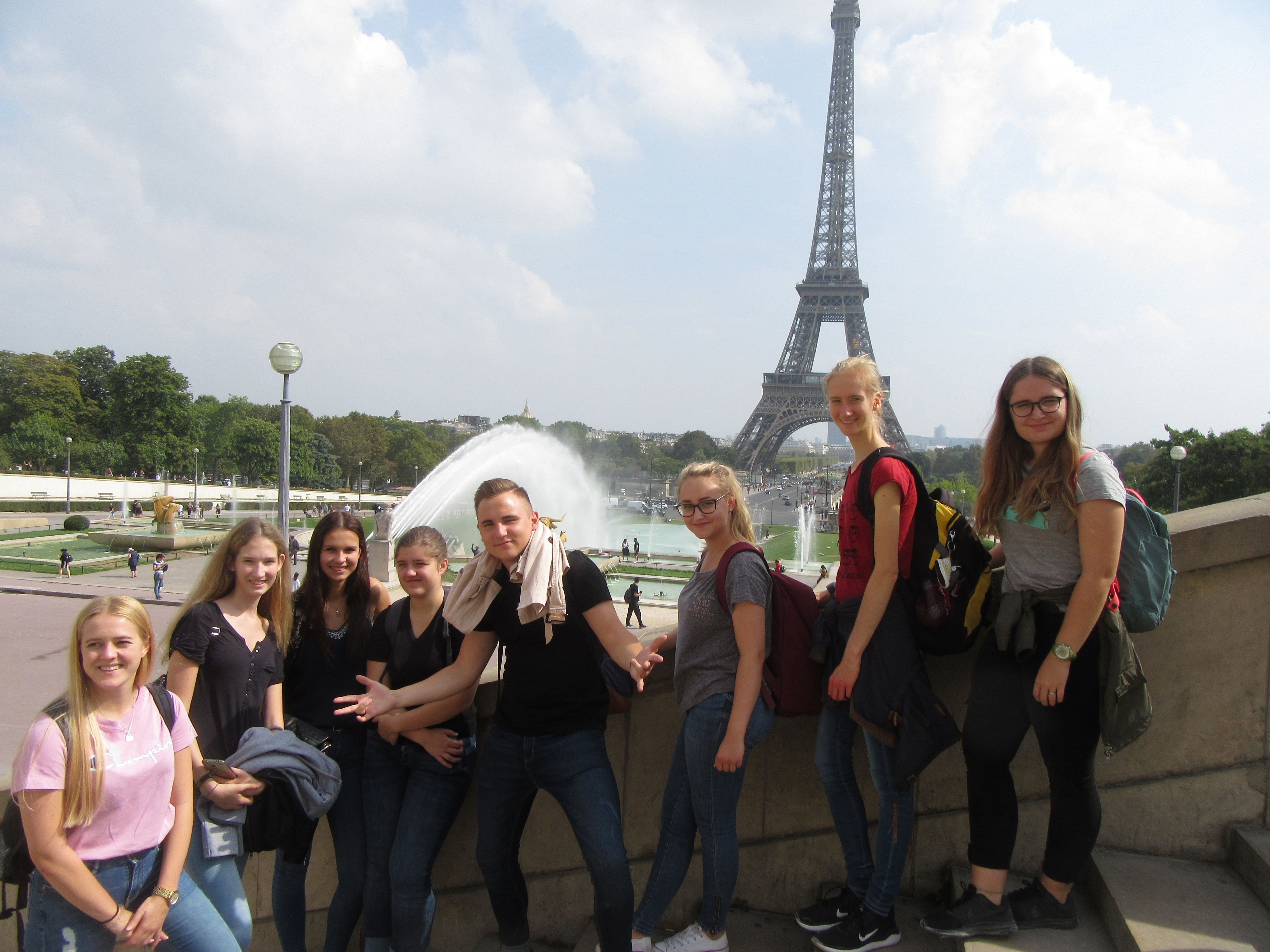 Die Schüler des Französisch Grundkurses der Abiturklasse des Wilhelm-Erb-Gymnasiums . Im Hintergrund der Eifelturm in Paris.