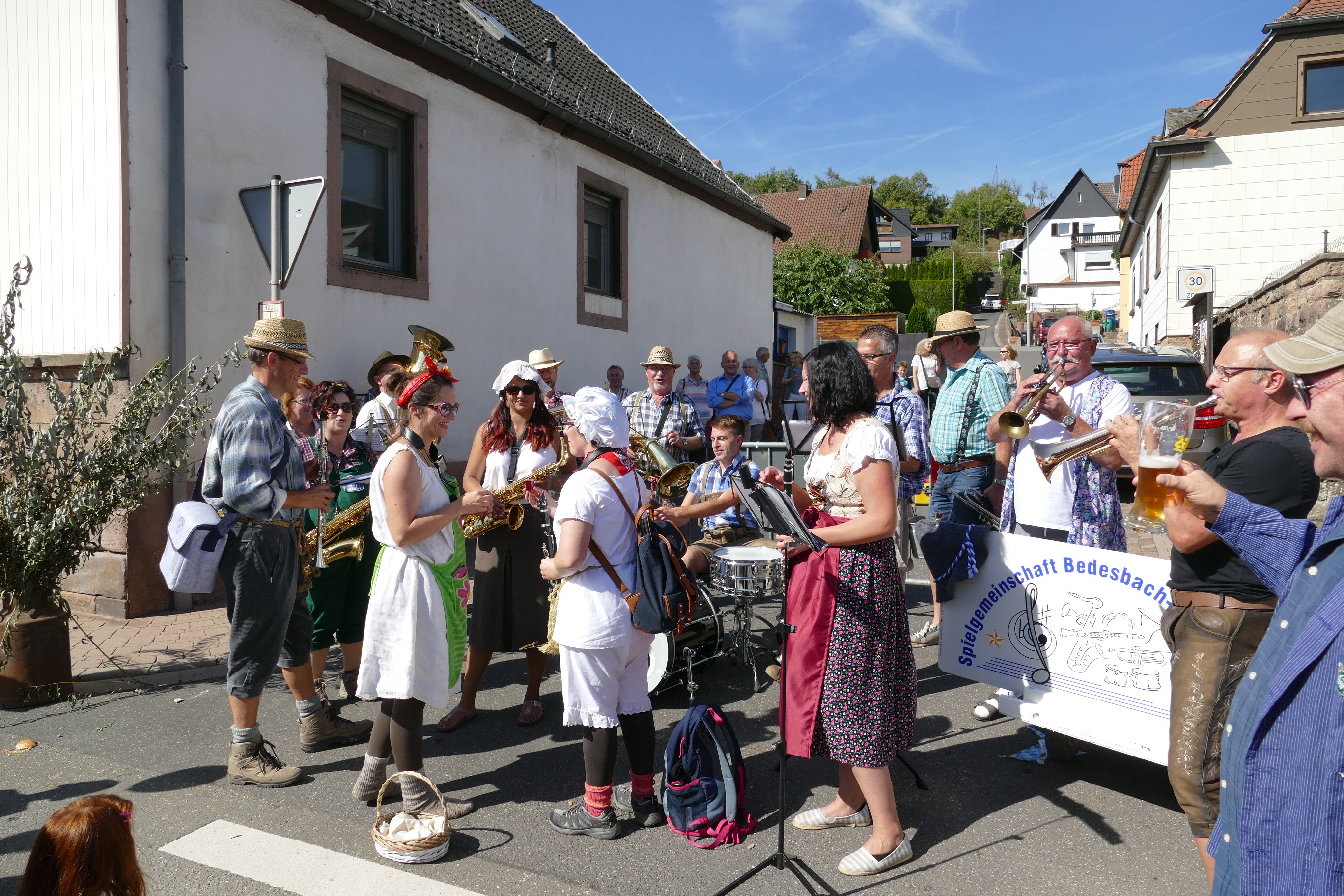 Die Spielgemeinschaft Bedesbach/Rammelsbach bot ihre Musik an mehreren Plätzen auf dem Bauernmarkt an. Und überall ging es hoch her.